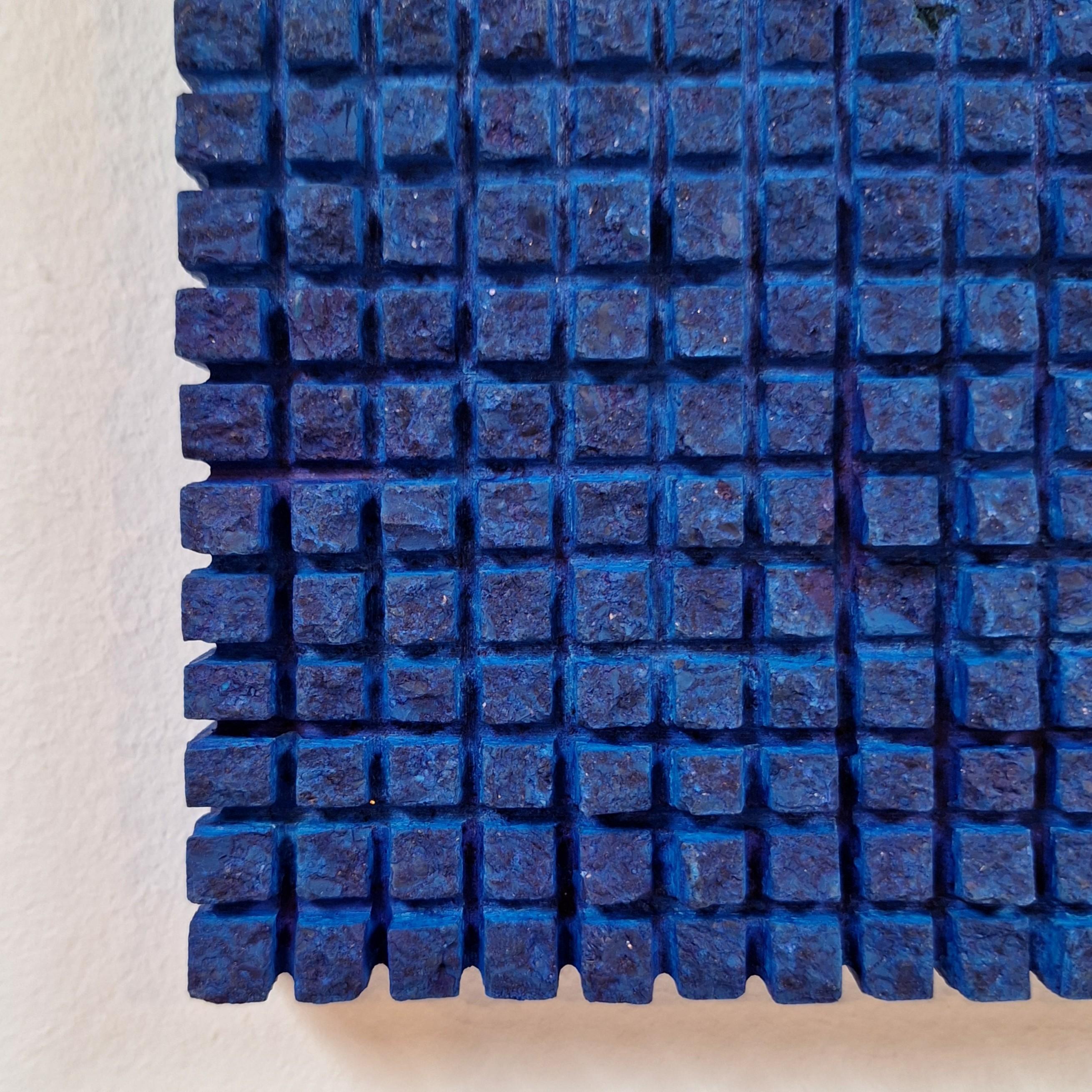 o.T. (BL15SQ) pequeña escultura mural contemporánea moderna en relieve azul en venta 3