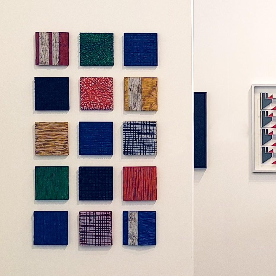 o.T. (BLF15SQ10) est une sculpture murale moderne contemporaine unique de petite taille, réalisée par l'artiste allemand Dieter Kränzlein. Cette sculpture en relief est taillée dans un seul bloc de pierre calcaire, traité avec une fine couche