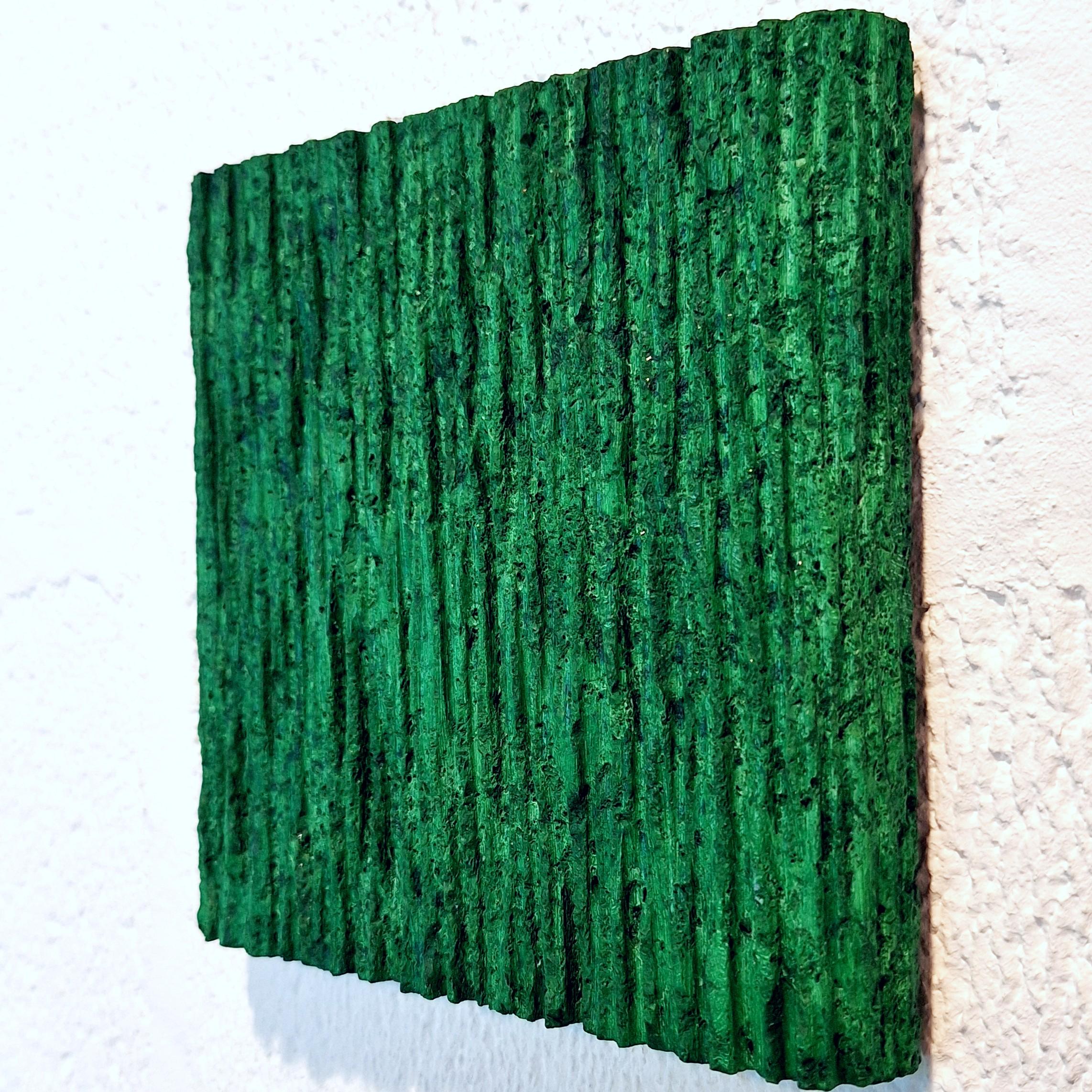Greene & Greene (GRF15LV) piccola scultura da parete moderna e verde in rilievo - Abstract Sculpture Verde di Dieter Kränzlein