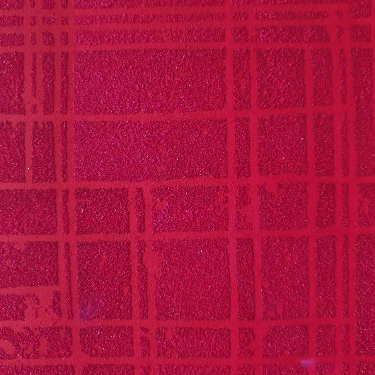 o.T. rot ist ein einzigartiger, mittelgroßer, moderner Steinschnitt-Monotypie-Druck des deutschen Künstlers Dieter Kränzlein. Der Druck wird direkt von einem bearbeiteten Marmorrelief abgezogen. Mit Hilfe von Bindemitteln und Pigmenten, die mit