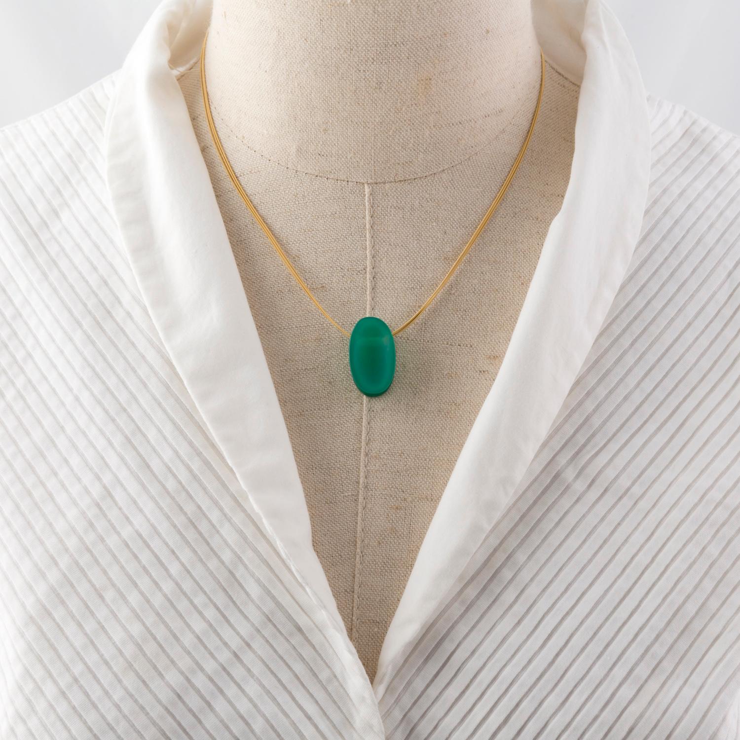 Dieter Lorenz Pendant, Green Agate on 18 Karat Yellow Gold Necklace In New Condition For Sale In Ballynahinch, Co Down