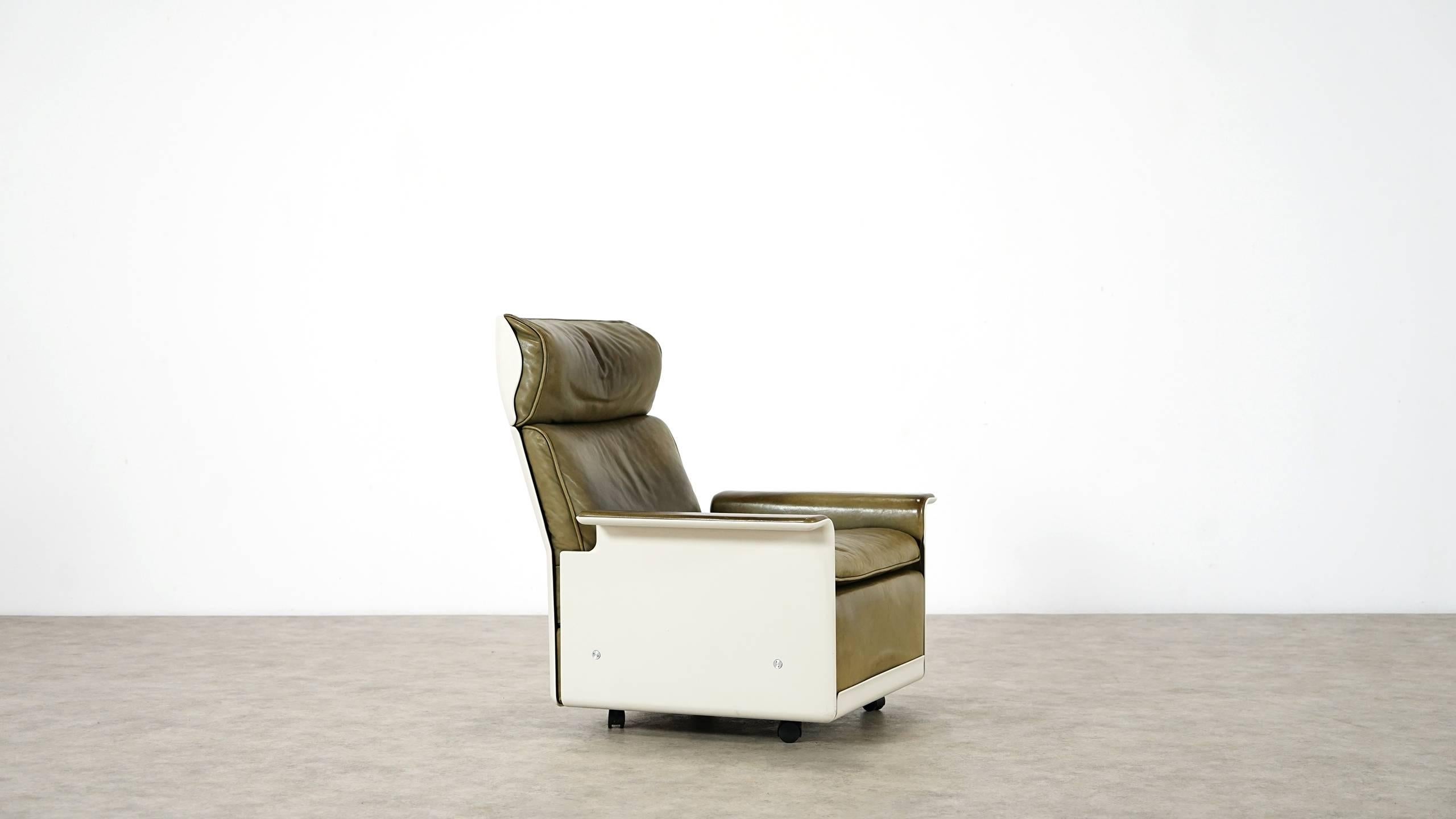 Dieter Rams, Lounge Chair and Ottoman RZ 62 by Vitsœ 620, Olivgreen Leather 4
