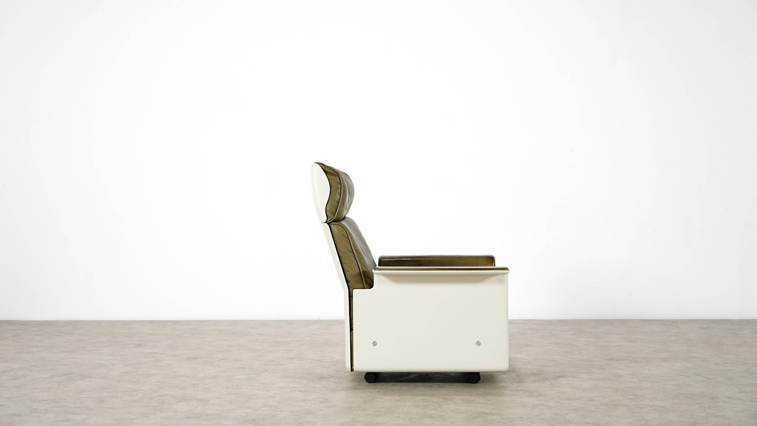 Dieter Rams, Lounge Chair and Ottoman RZ 62 by Vitsœ 620, Olivgreen Leather 5