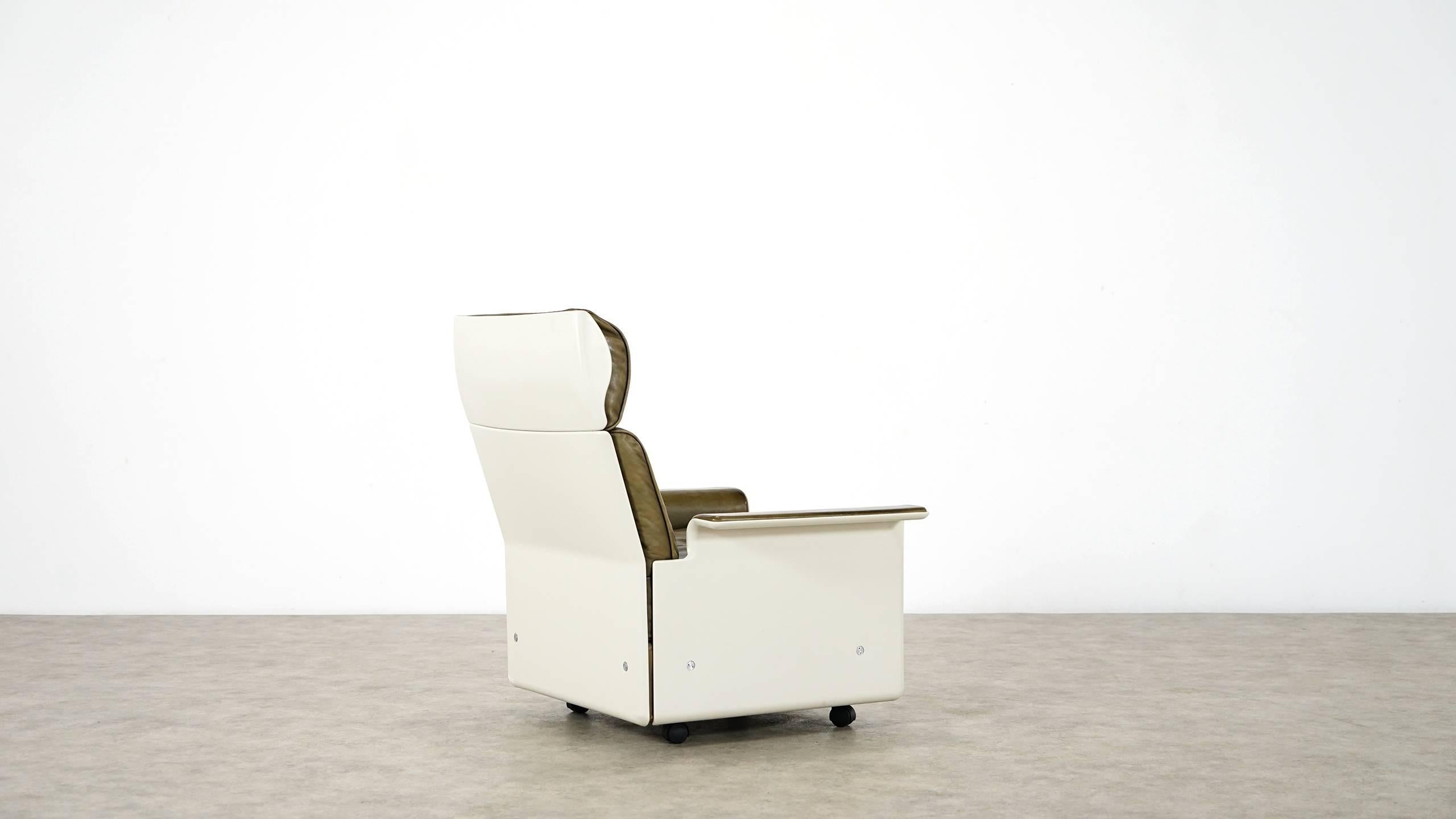 Dieter Rams, Lounge Chair and Ottoman RZ 62 by Vitsœ 620, Olivgreen Leather 6