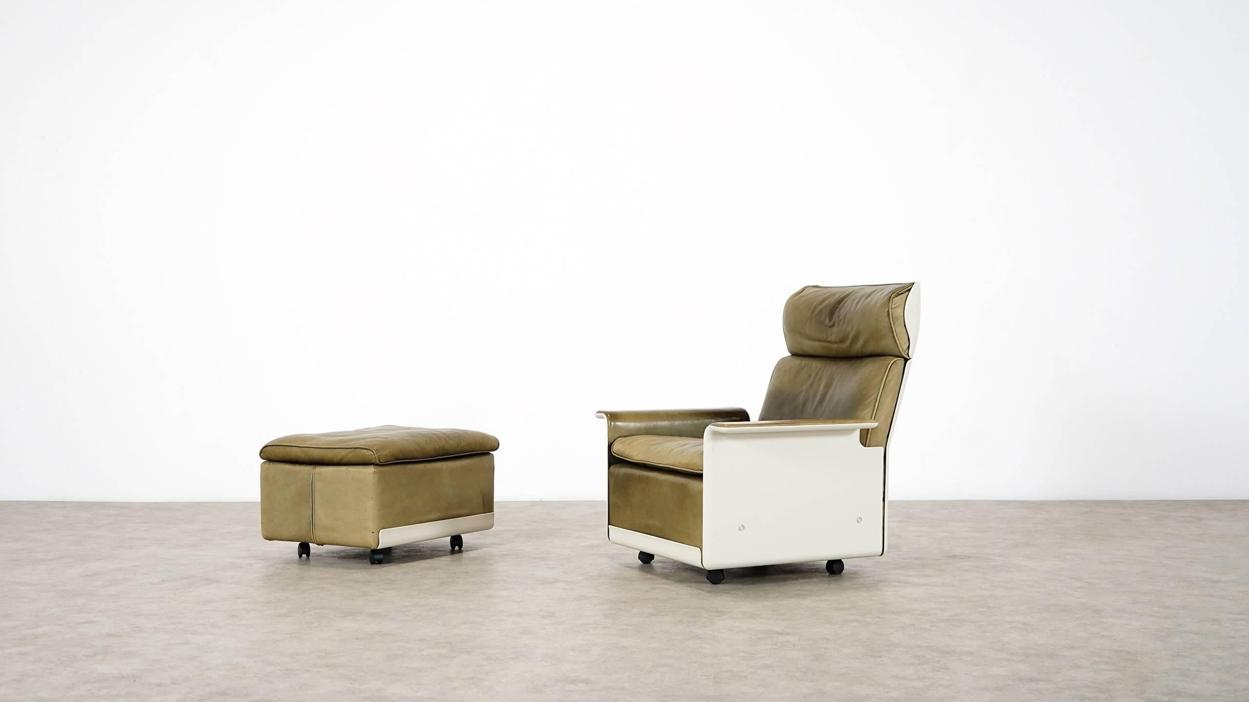 Lounge chair and its ottoman from the 620 Chair Programme.
Designed by Dieter Rams for Vitsœ in 1962.

The 620 Chair Programme is a kit of parts that adapts to your changing life. Separate chairs can become a sofa – or vice versa – at any time in