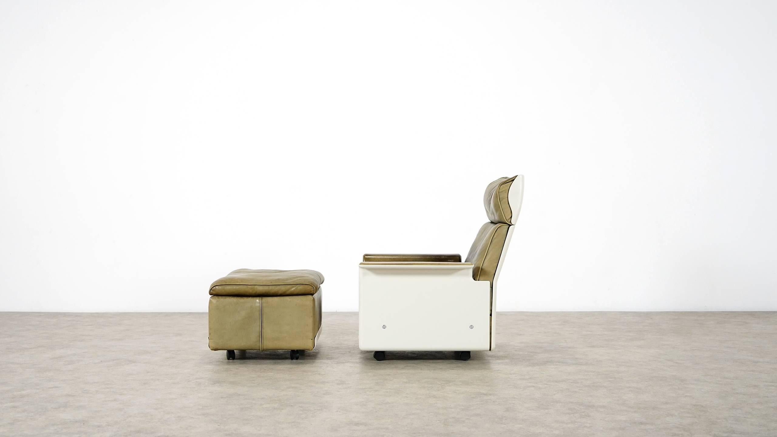 German Dieter Rams, Lounge Chair and Ottoman RZ 62 by Vitsœ 620, Olivgreen Leather