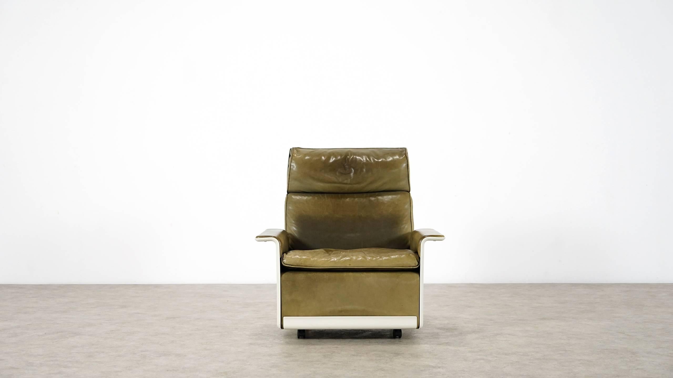 Dieter Rams, Lounge Chair and Ottoman RZ 62 by Vitsœ 620, Olivgreen Leather 2