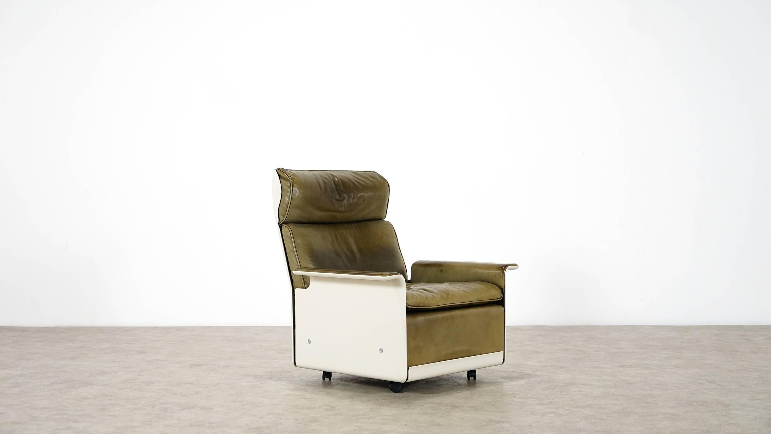 Dieter Rams, Lounge Chair and Ottoman RZ 62 by Vitsœ 620, Olivgreen Leather 3