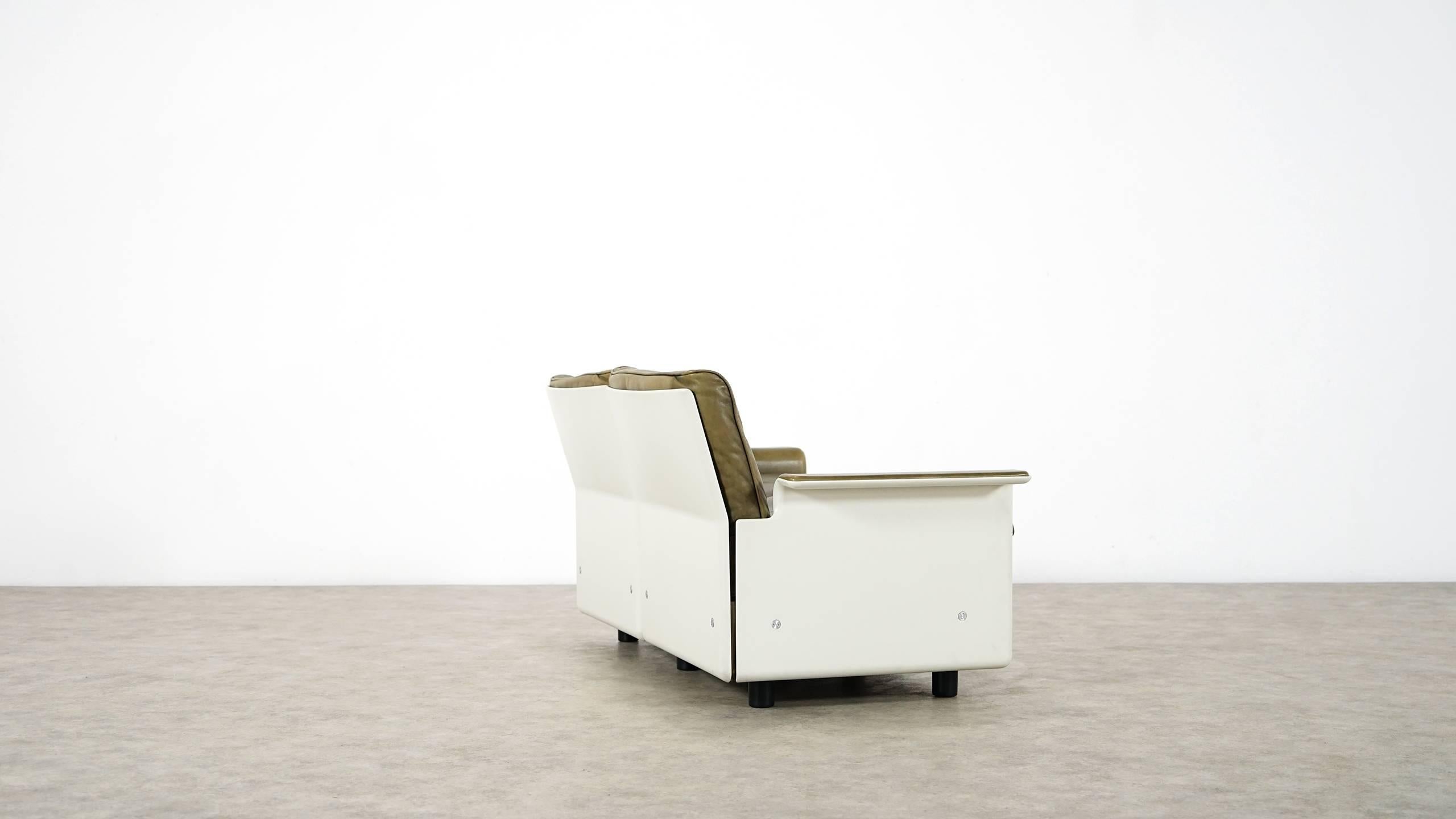 Dieter Rams, Sofa RZ 62 in Olivgreen Leather by Vitsœ, Two-Seat 6