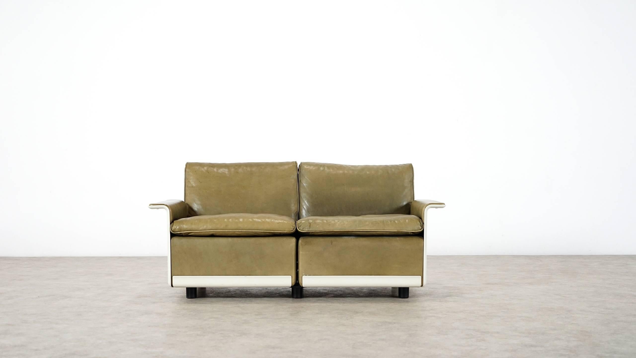 Canapé deux places du programme de chaises 620. 
Conçu par Dieter Rams pour Vitsœ en 1962. 

Le programme du fauteuil 620 est un kit de pièces qui s'adapte à l'évolution de votre vie. Des chaises séparées peuvent se transformer en canapé - ou vice