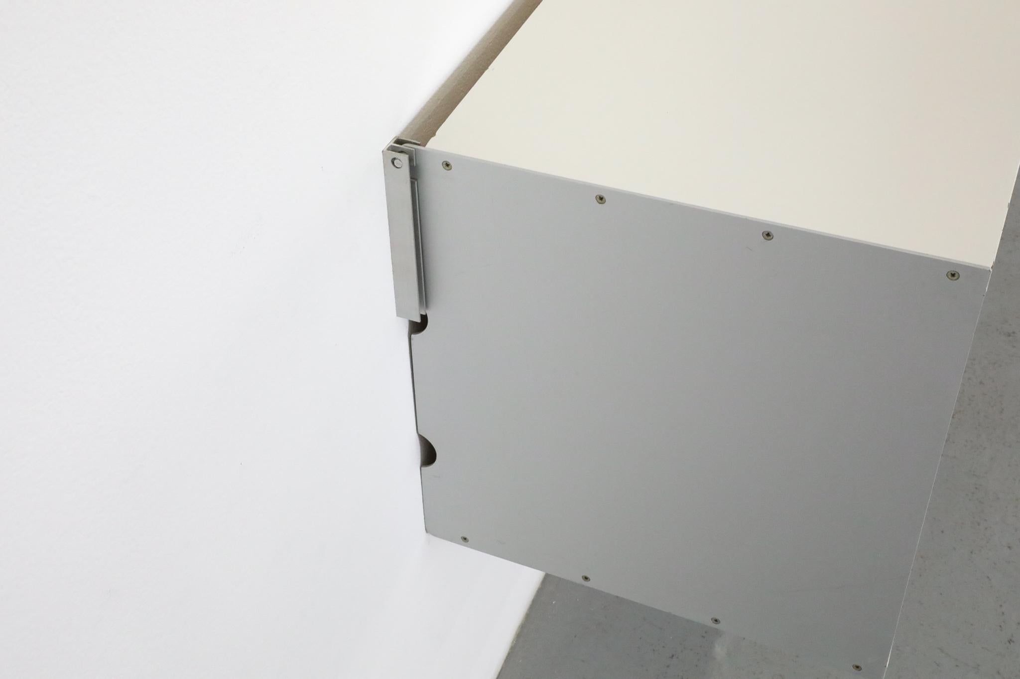 Dieter Rams ‘606 Series’ Shelving System, Floating Cabinets for Vitsoe For Sale 11