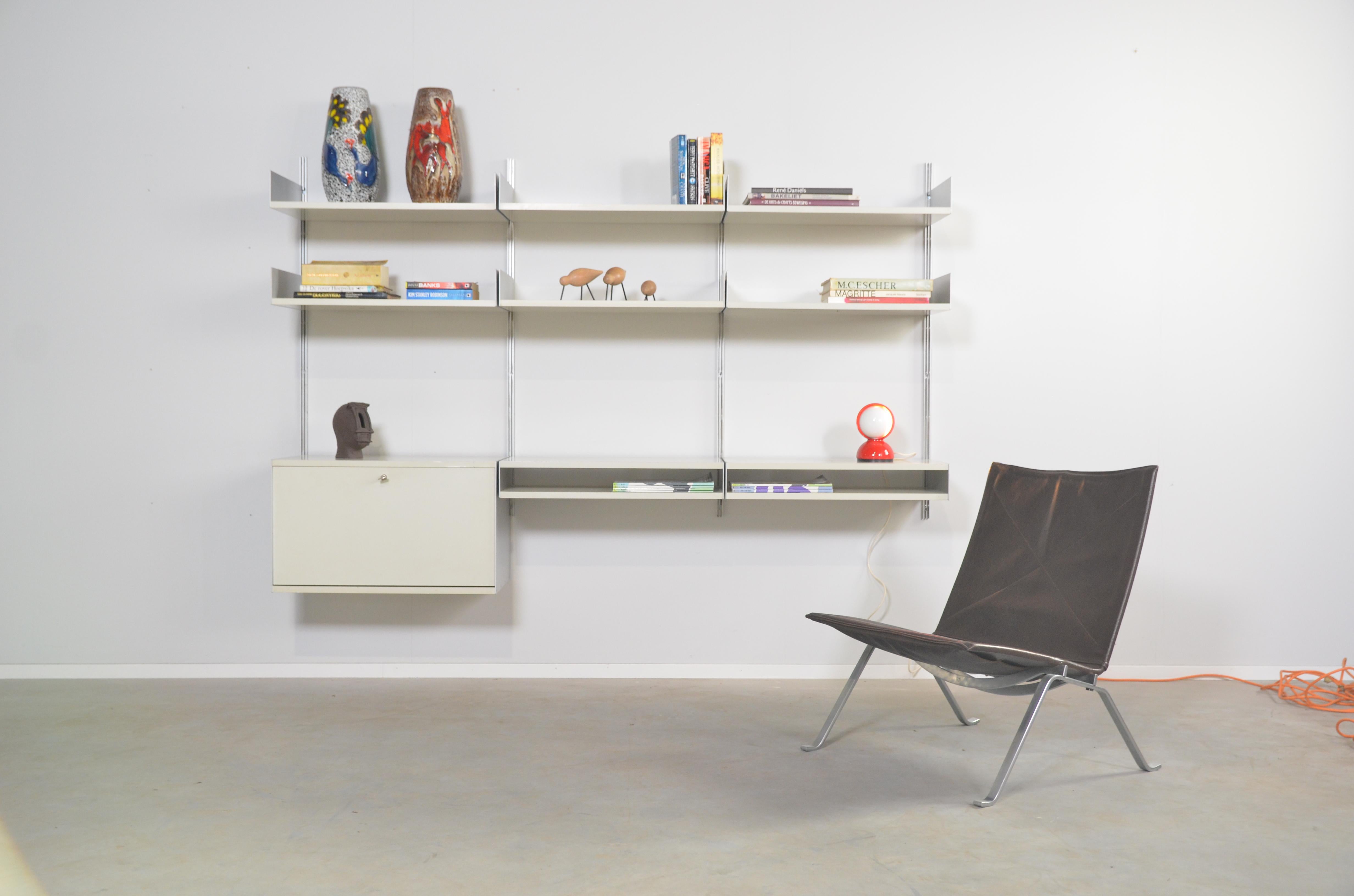 A true design classic, the 606 Universal shelving system by Dieter Rams. Due to the various elements and measurements of the shelves and cabinets it is timeless and flexible in it’s use.
The system consists of one cabinet (height 39.5, width 66.7,