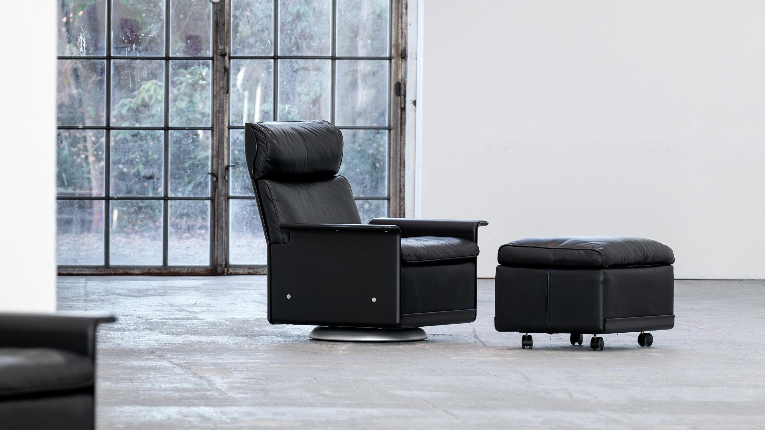 Lounge Chair + Ottoman aus dem Stuhlprogramm 620 - entworfen von Dieter Rams für Vitsoe, Deutschland 1962.
 
Der abgebildete Lounge Chair und sein Ottoman wurden um das Jahr 2000 gekauft und befanden sich seitdem im Zweitwohnsitz und wurden daher