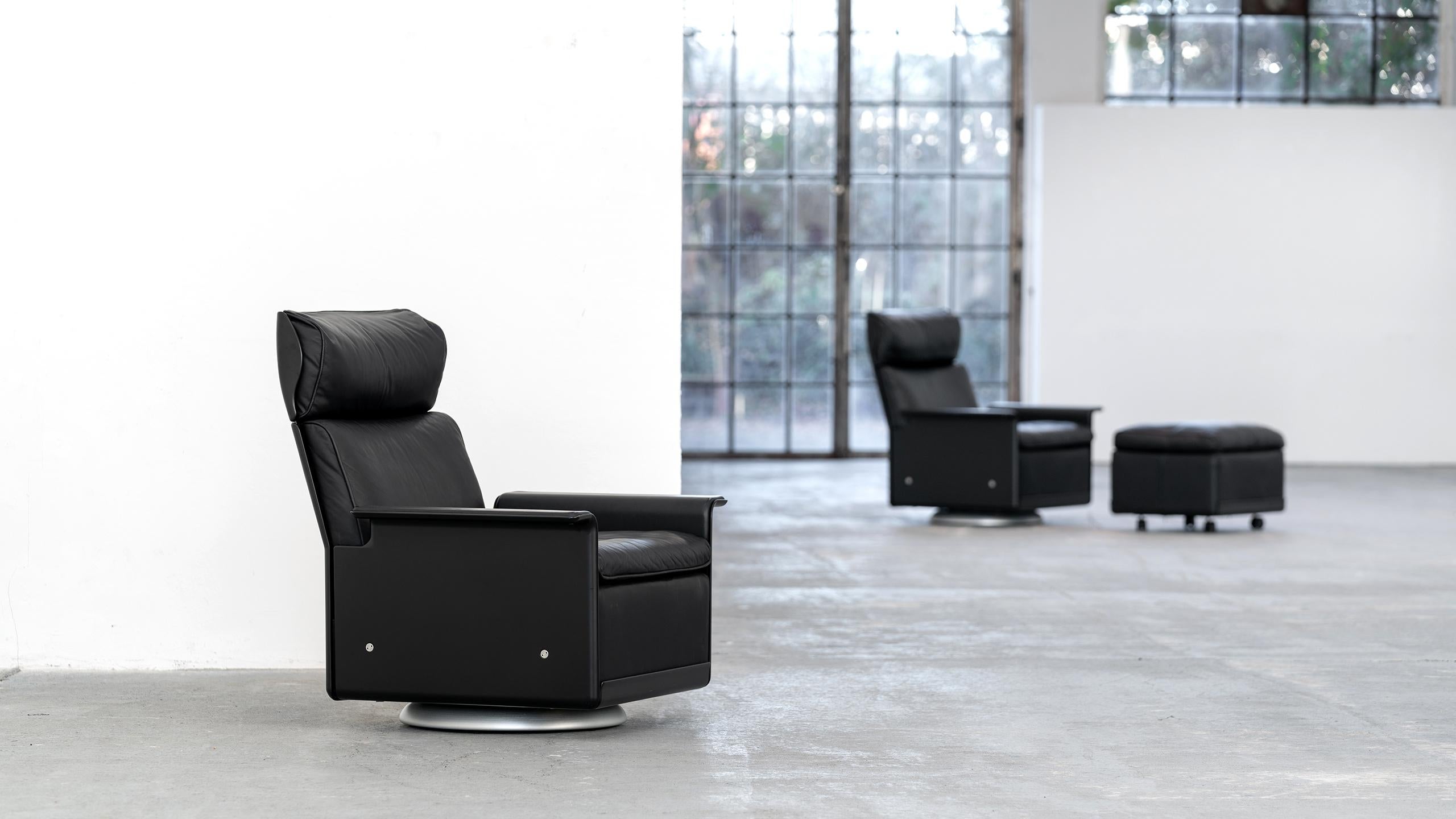 German Dieter Rams Lounge Chair + Ottoman Swivel Base by Vitsœ Leather 1962 Minimal  For Sale