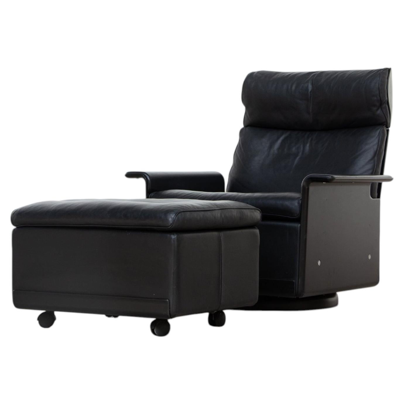 Sillón giratorio 620 y reposapiés de Dieter Rams para Vitsoe, en cuero negro