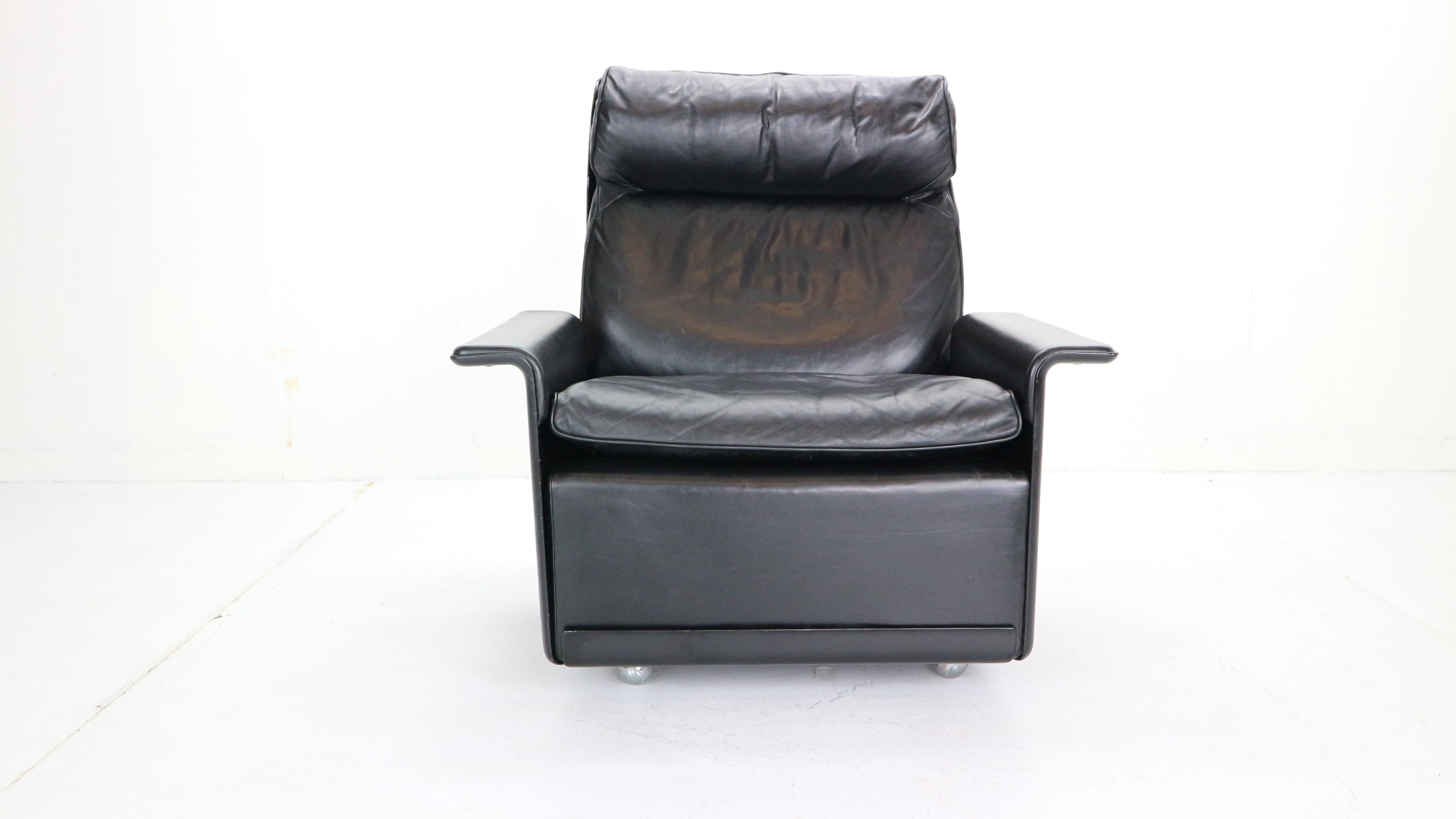 Black leather lounge chair designed by Dieter Rams back in 1962 for German manufacturer Vitsœ.
Model-620.
High-back armchair features swivel legs, black leather upholstery and fiberglass back & armrests. Excellent seating comfort.
 
   