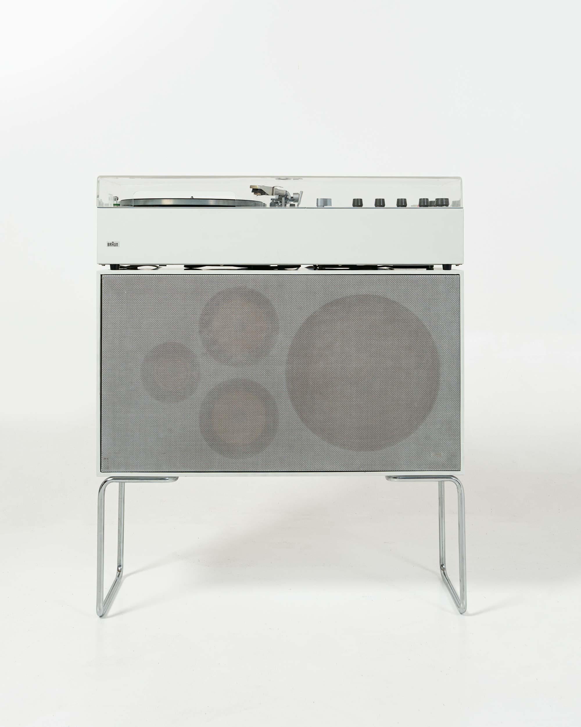 Seltenes Classic Braun Audio 310-Gerät mit L60-Standlautsprecher, entworfen von Dieter Rams, hergestellt von Braun. Das Gerät ist voll funktionsfähig, kürzlich kosmetisch restauriert und von einem Techniker gewartet worden.


Über das Braun audio
