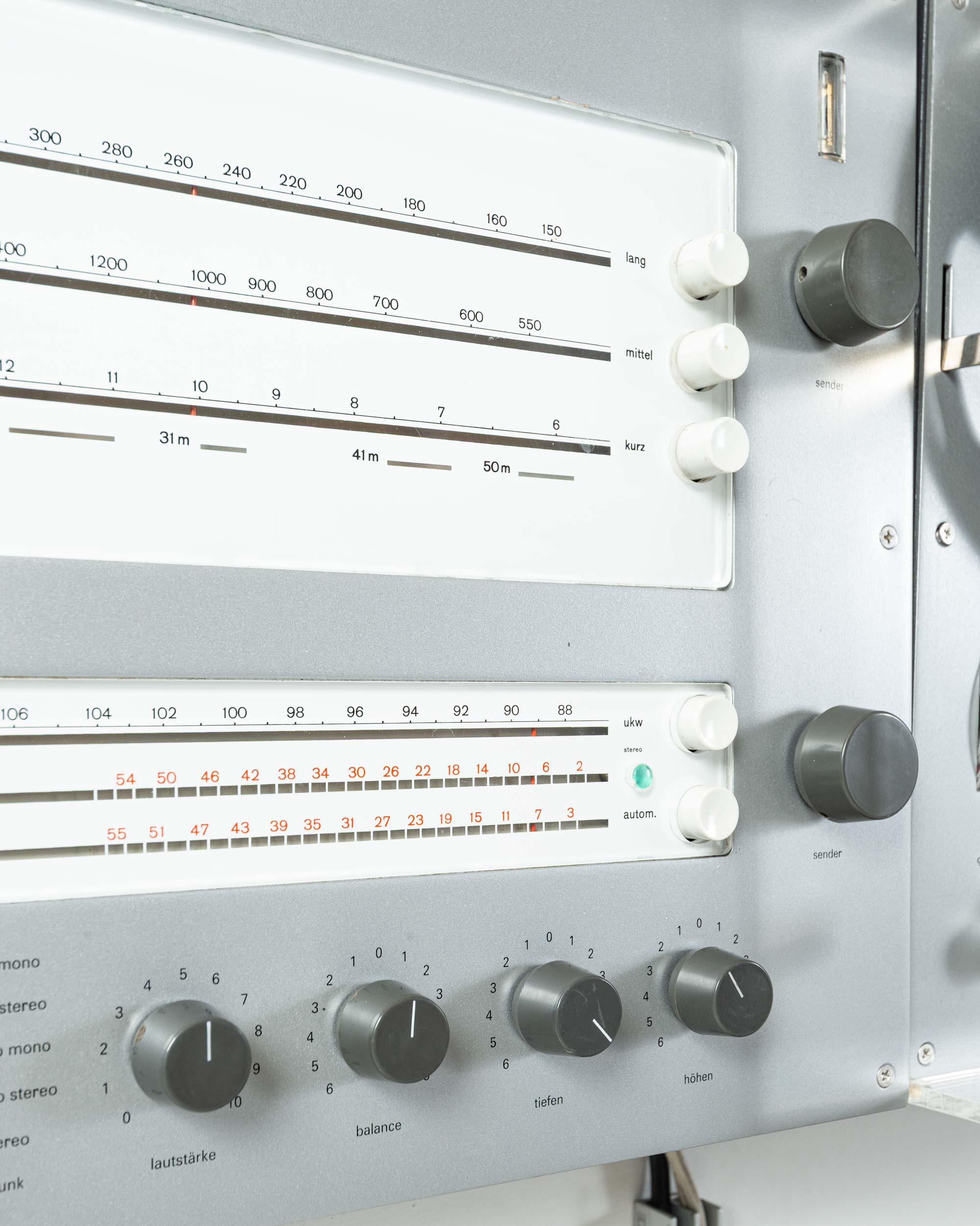 Dieter Rams pour la chaîne stéréo murale noire 