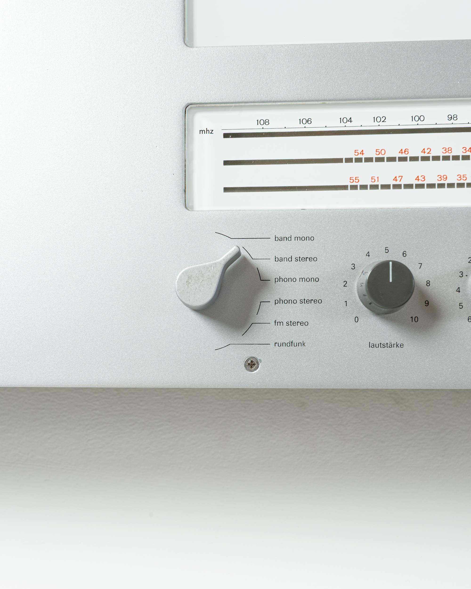 Dieter Rams pour la chaîne stéréo murale noire 