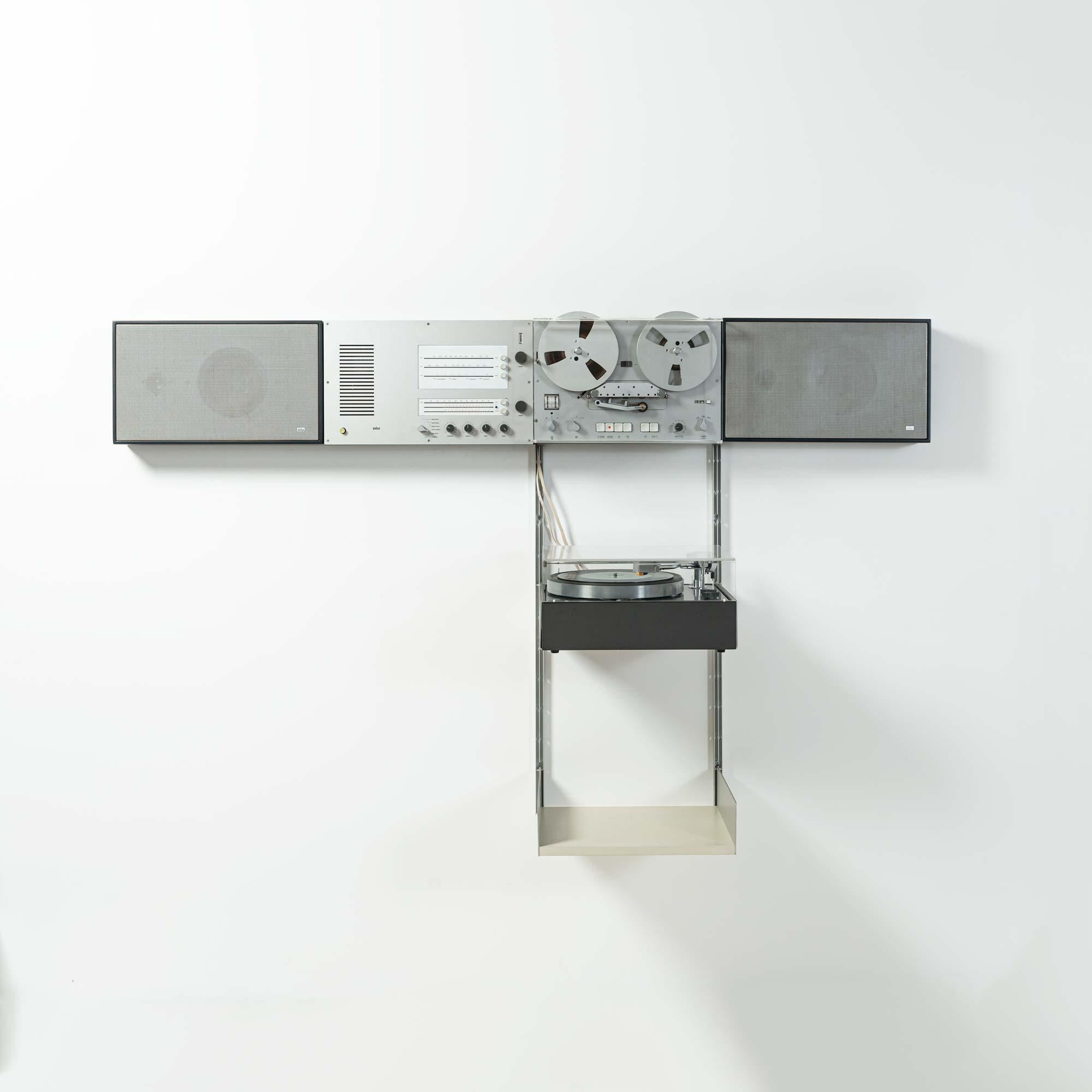 The wall-mounted system is one of the most sought-after hi-fi systems from the 60s. The combination of the amplifier part with radio, the reel to reel machine, the matching speakers and the record player on a Vitsoe shelf is a great idea of the