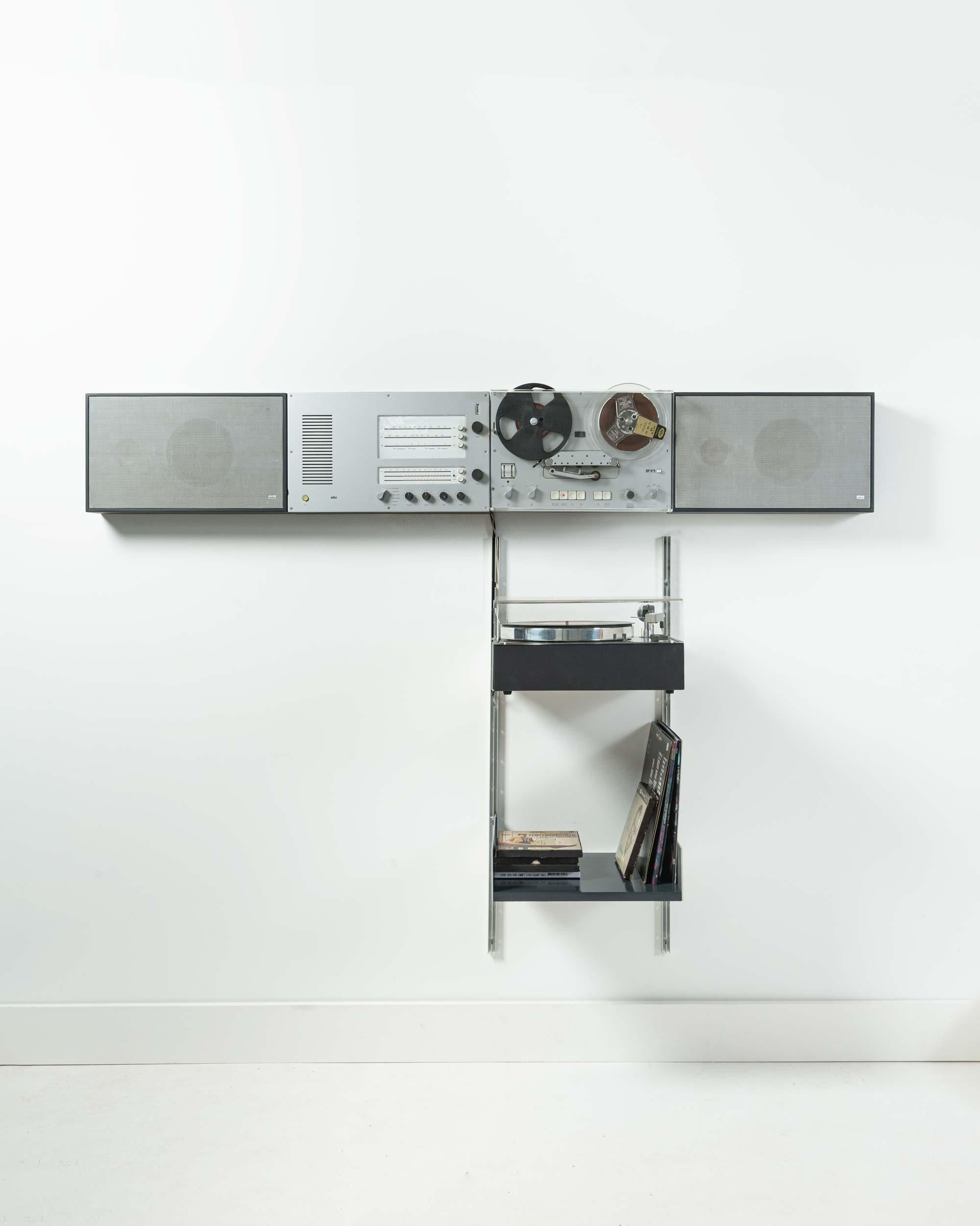 Le système mural est l'un des systèmes hi-fi les plus recherchés des années 1960. La combinaison de l'amplificateur avec la radio, le magnétophone, les haut-parleurs assortis et le tourne-disque sur une étagère en Vitsoe illustre les idées du
