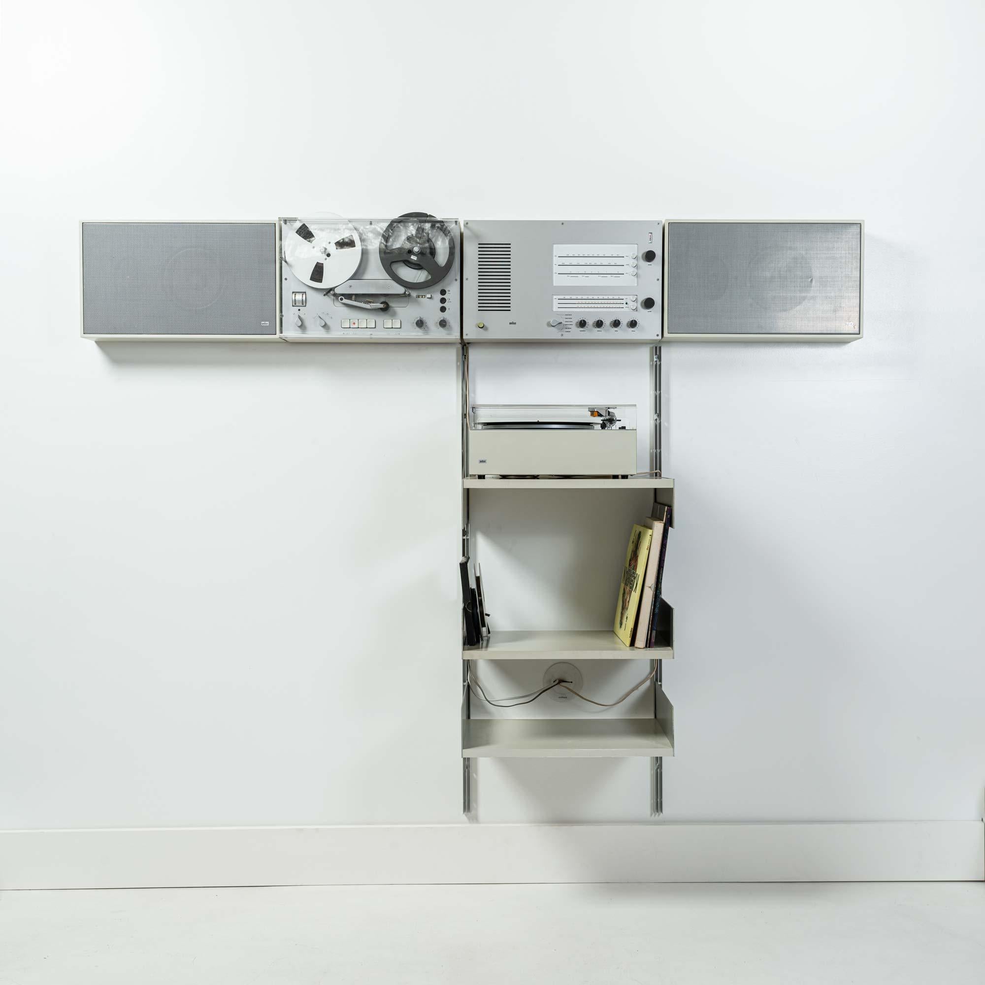 Il sistema a muro è uno dei sistemi hi-fi più ricercati degli anni '60. La combinazione della parte dell'amplificatore con la radio, la macchina a bobine, gli altoparlanti abbinati e il giradischi su una mensola in Vitsoe è una grande idea del
