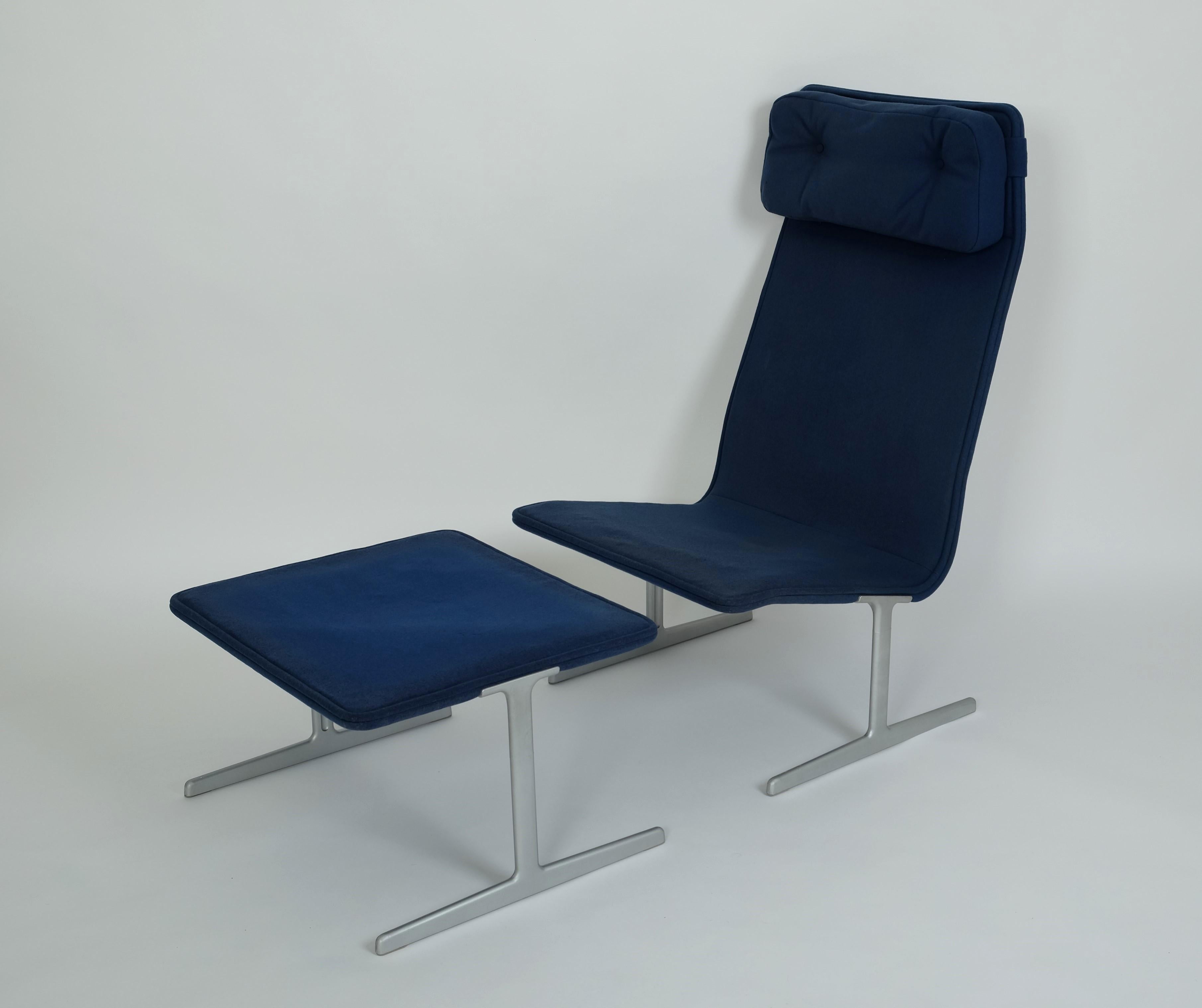 Eleganza della poltrona Dieter Rams con schienale alto e ottomana della serie RZ 60 601/602. Questo modello 602 è stato progettato nel 1961 e realizzato da Vitsoe. La sedia e il pouf sono imbottiti su entrambi i lati.

La schiuma dell'imbottitura