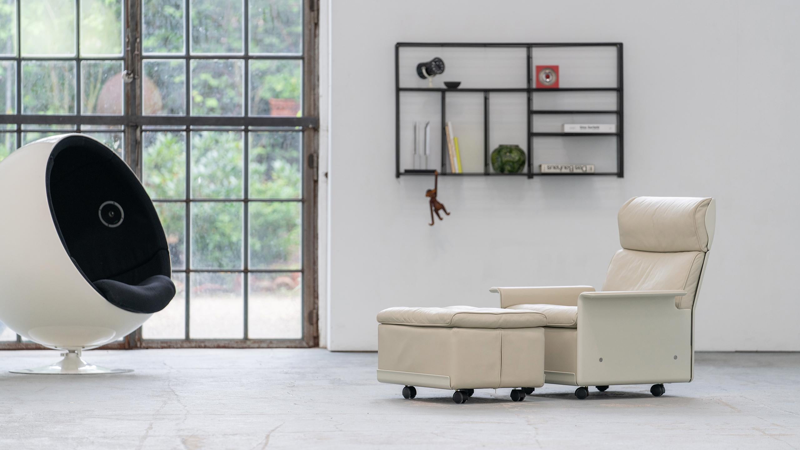 Dieter Rams, Lounge Chair & Ottoman Rz 620 by Vitsœ, Cream-Coloured Leather 1962 5