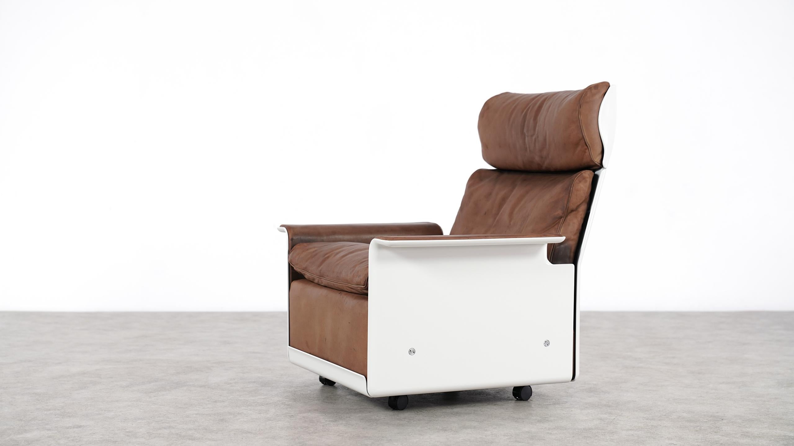 Lounge chair from the legendary 620 Chair Programme in chocolate leather.
Designed by Dieter Rams for Vitsœ in 1962.

The 620 Chair Programme is a kit of parts that adapts to your changing life. Separate chairs can become a sofa – or vice versa –