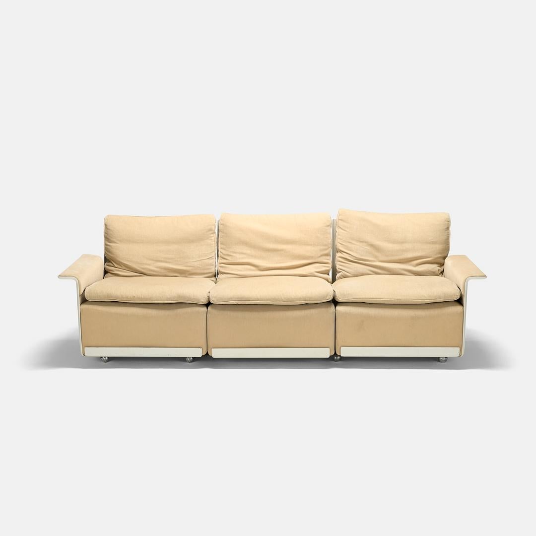 Dieter Rams 1ª edición Sofá Lounge para Wolfgang Feierbach Vitsoe RZ62, Alemania 1962 en tapicería original de mohair.

El sofá Lounge RZ62 de Dieter Rams destaca entre las demás obras de Rams por su especial énfasis en la comodidad y el diseño