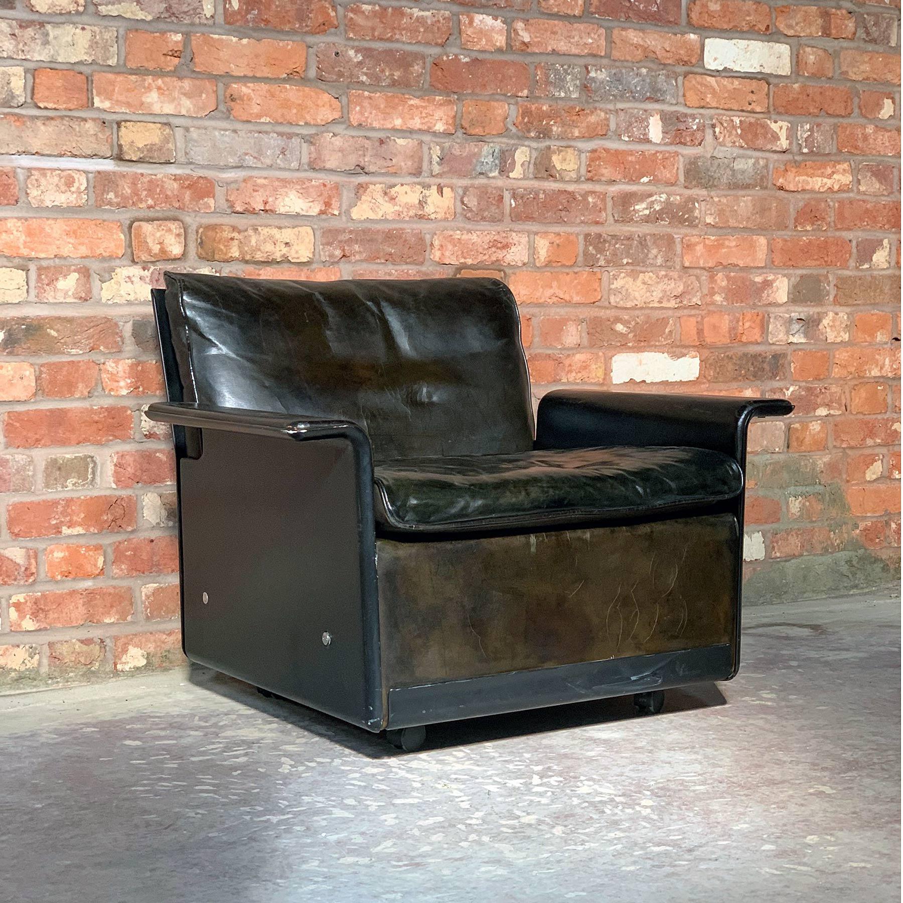Dieter Rams Model 620 Brown Leather Lounge Chair and Ottoman In Distressed Condition In Bagshot, GB