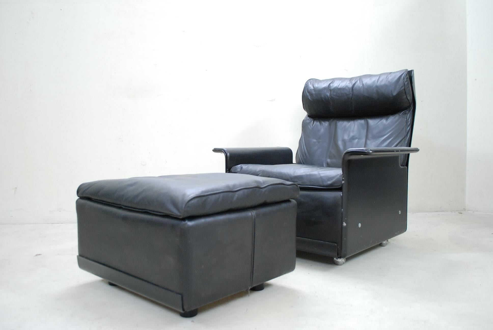 Dieter rams model 620 lounge chair and ottoman manufactured by Vitsoe.
It´s the 1st Version with the whole back.
Black aniline leather.
Great comfort.

Dimensions:
Armchair
Width 86 cm
Depth 80 cm
Height 90 cm
Seat height 40
