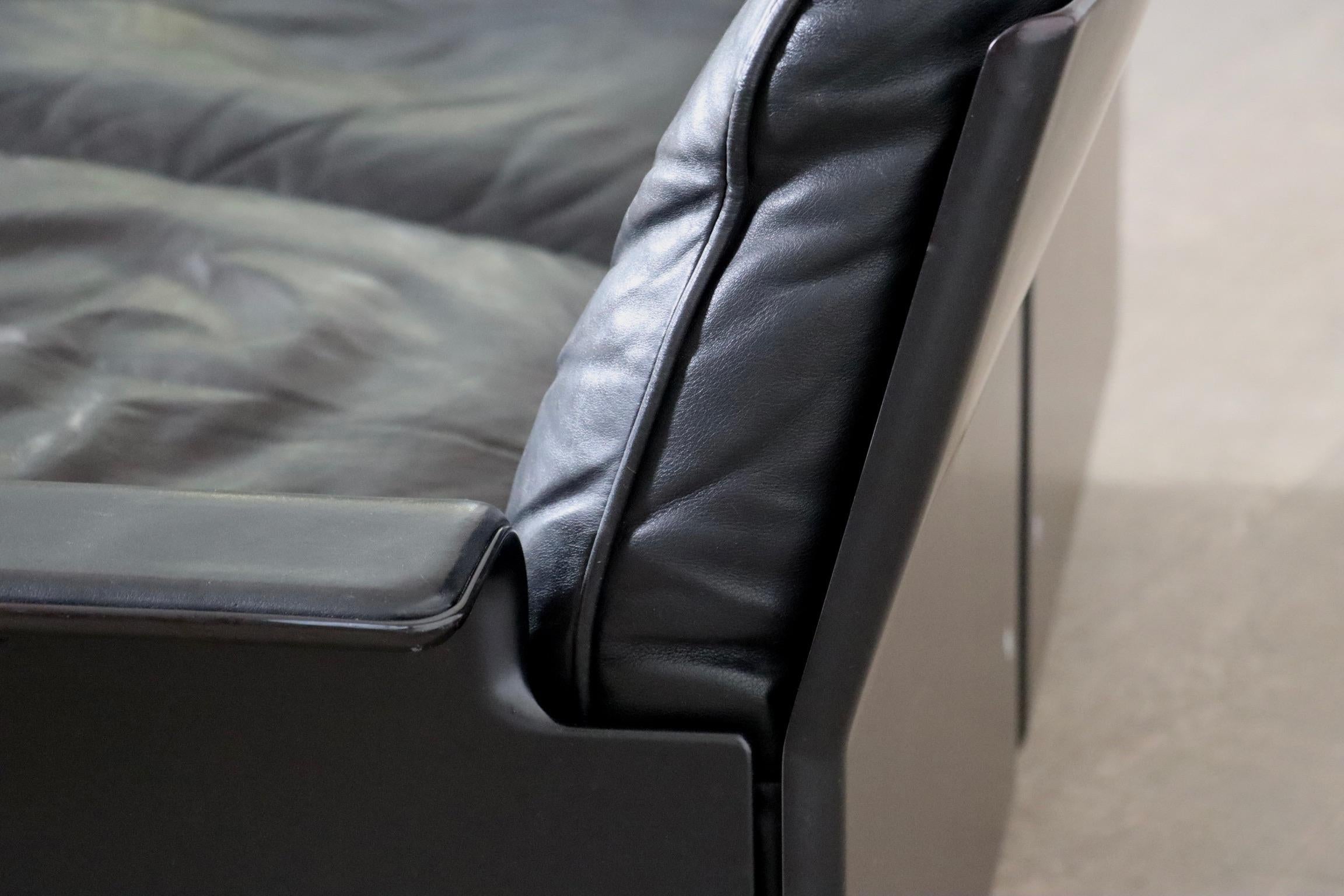 Dieter Rams Modell 620 Zweisitzer-Sofa aus schwarzem Leder für Vitsoe, 1980er Jahre im Zustand „Gut“ in ABCOUDE, UT