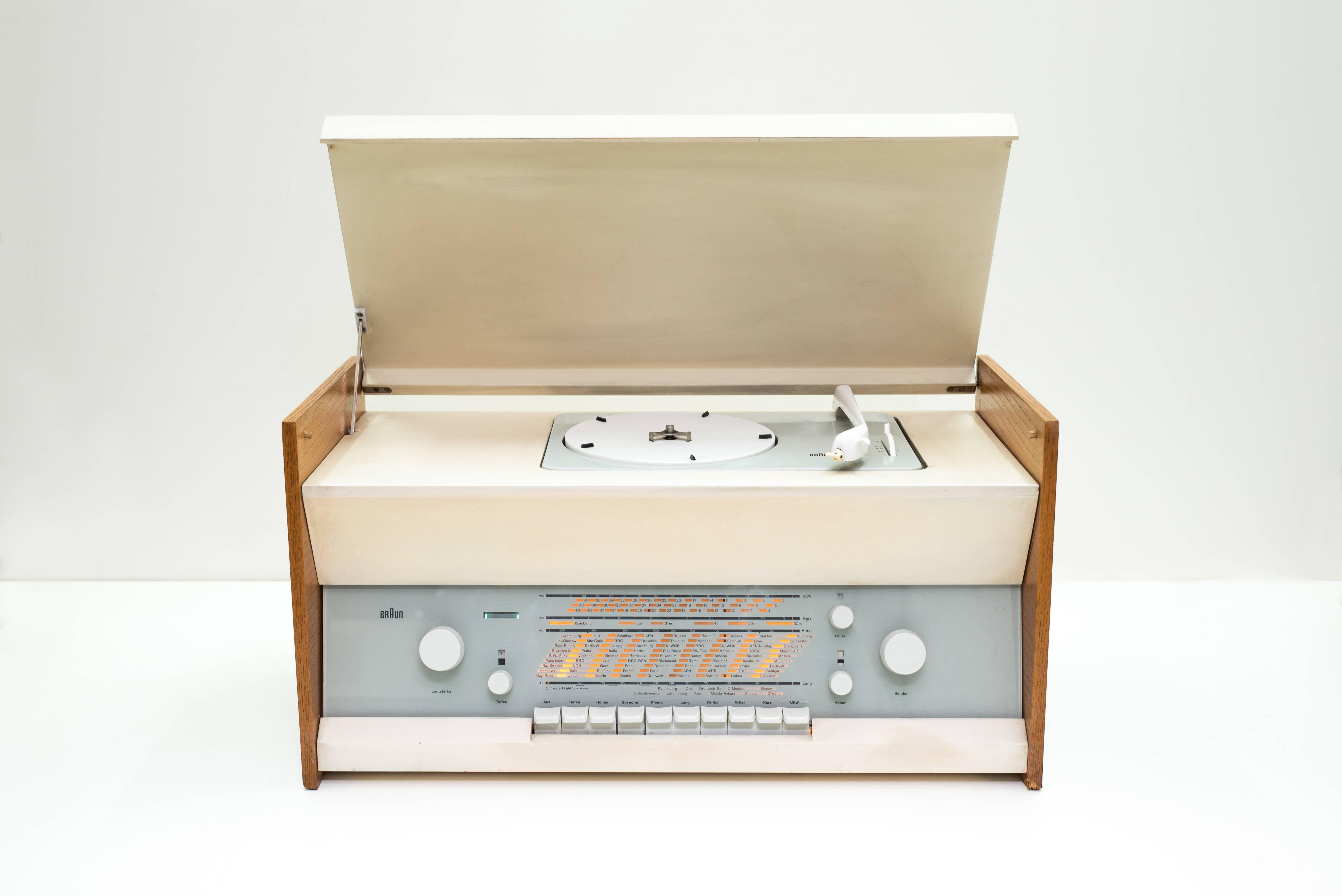 Braun radio turntable series Atelier 1-81 by Dieter Rams.
The turntable plays at all speeds and the cart is brand new. The radio has a good reception even without an external antenna. All switches and buttons works (treble, bass) without scratches