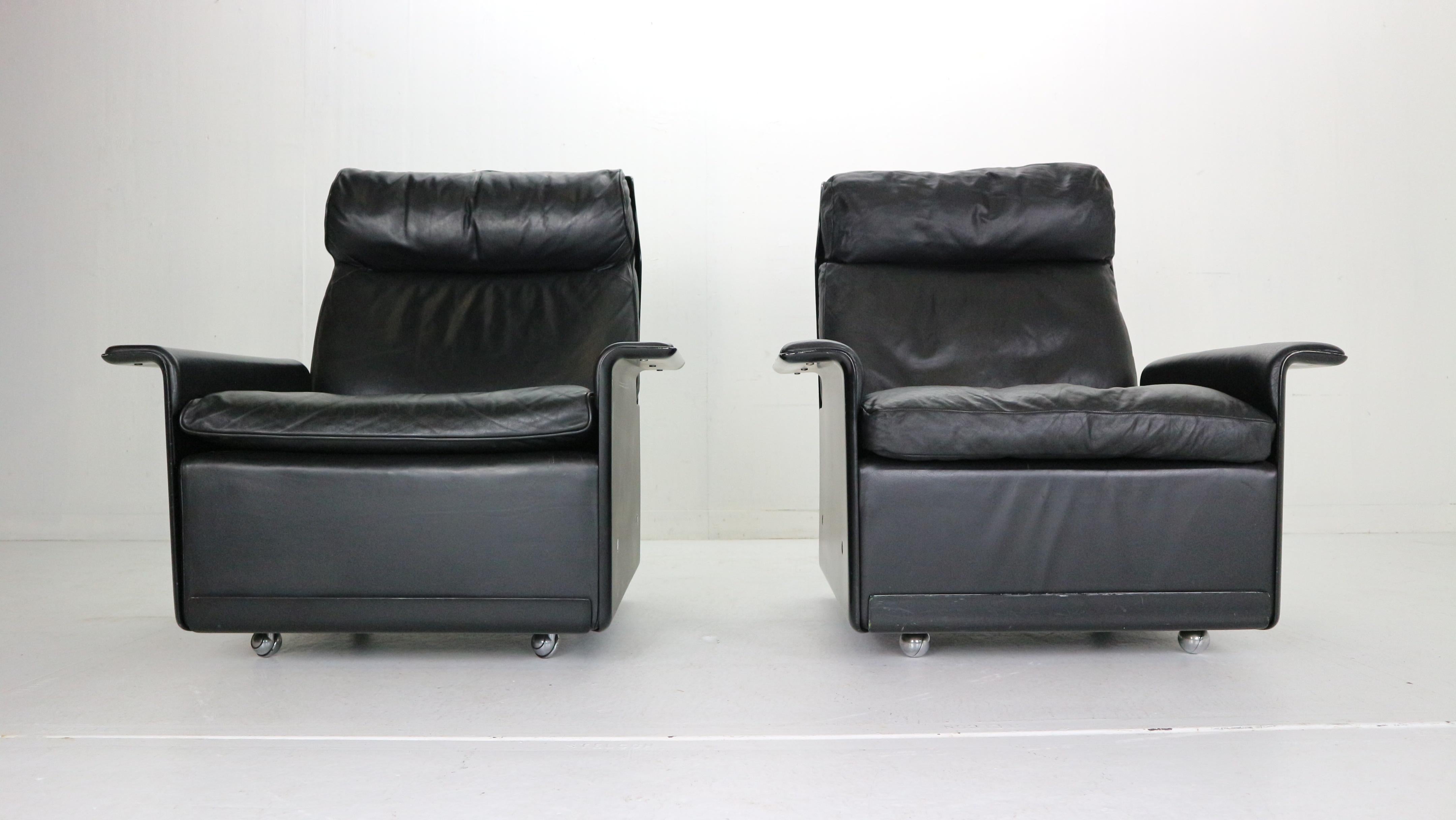 Black leather lounge chairs designed by Dieter Rams back in 1962 for German manufacturer Vitsœ.
Model-620.
High-back armchair features swivel legs, black leather upholstery and fiberglass back and armrests. Excellent seating comfort.
Both chairs