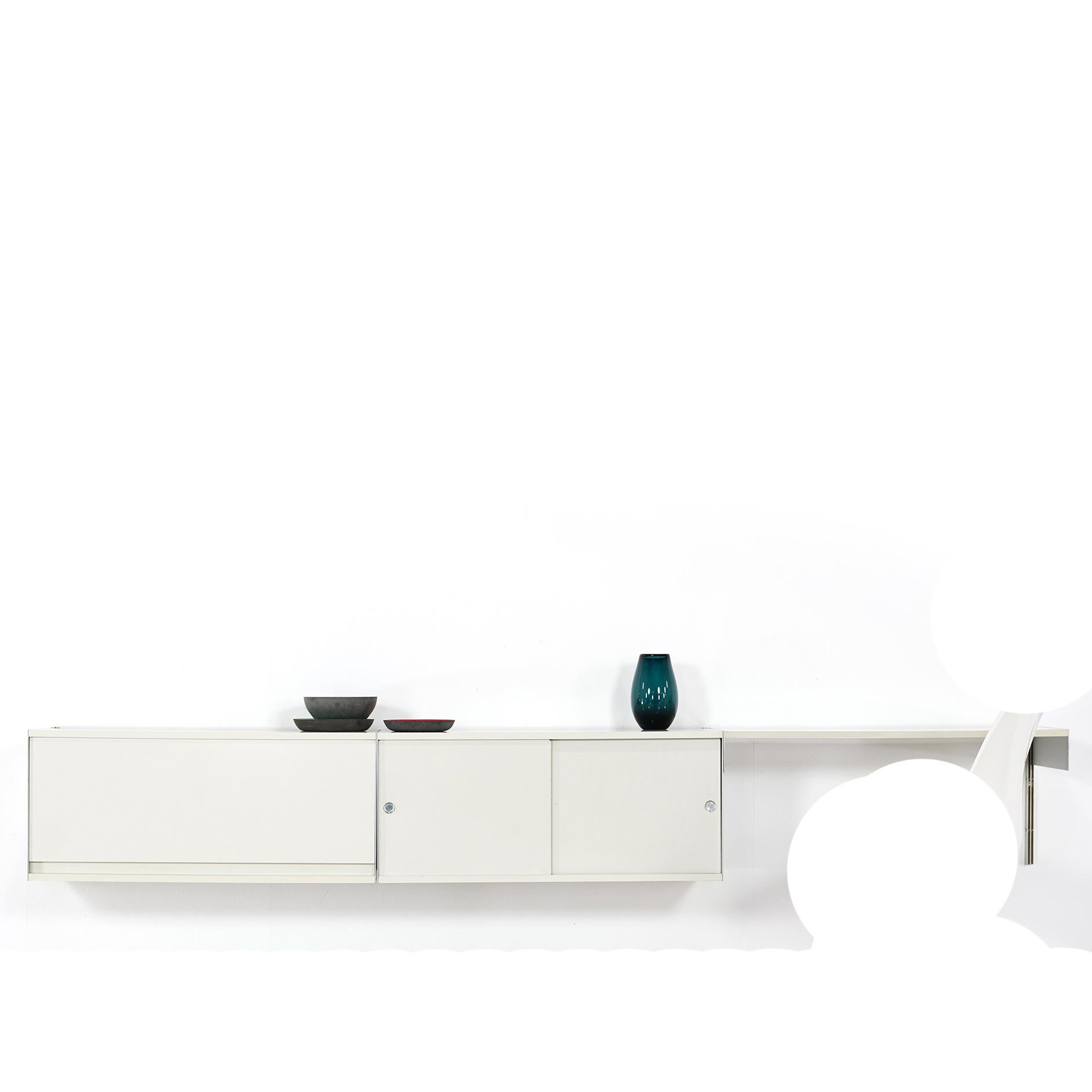 Ein echter Design-Klassiker: das Regalsystem 606 Universal von Dieter Rams. 

Durch die verschiedenen Elemente und Maße der Regale und Schränke ist es zeitlos und flexibel einsetzbar.
Dieses wandmontierte Sideboard besteht aus 1 Schrank mit
