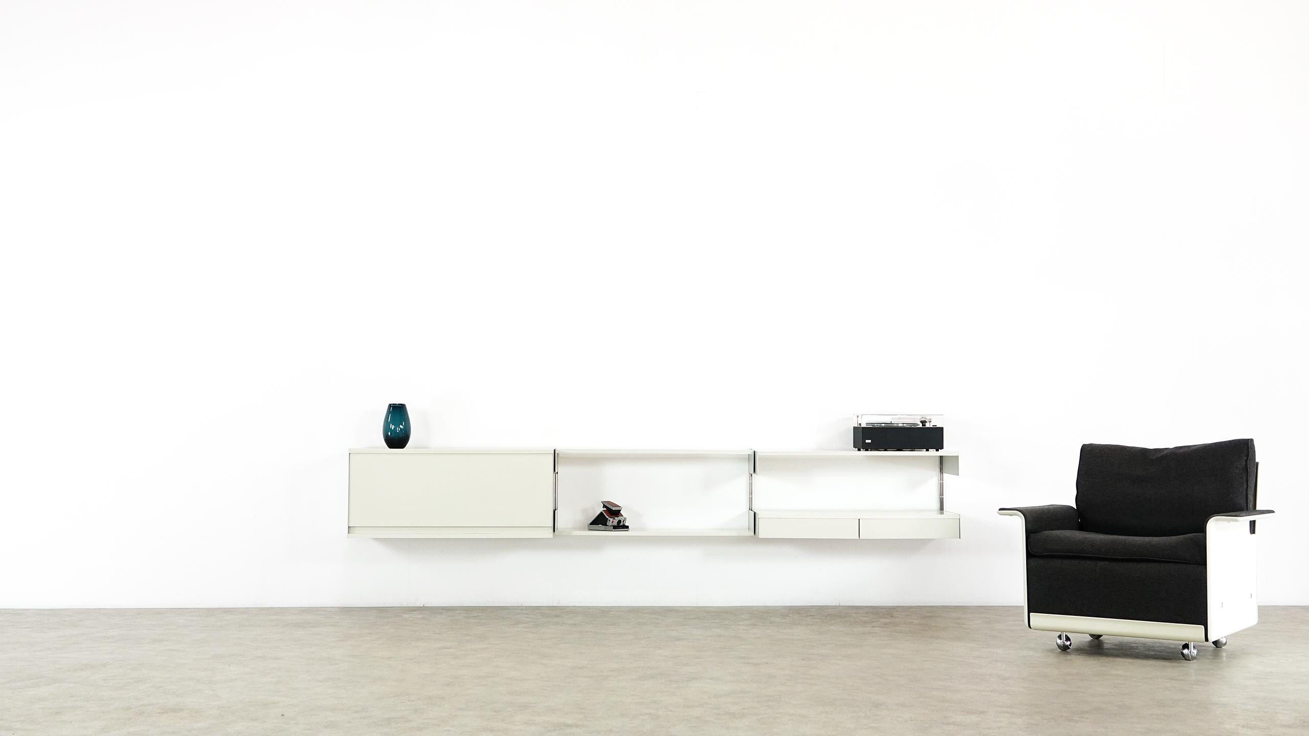 Dieter Rams sideboard 606 Universal shelving system for Vitsœ, Germany, 1965.

Measures: Container 90.5 cm wide 40.0 cm high 37.5 cm deep

Boards small 90.5 cm wide 11 cm high 23.5 cm deep

Board large 90.5 cm wide 11 cm high 37.5 cm