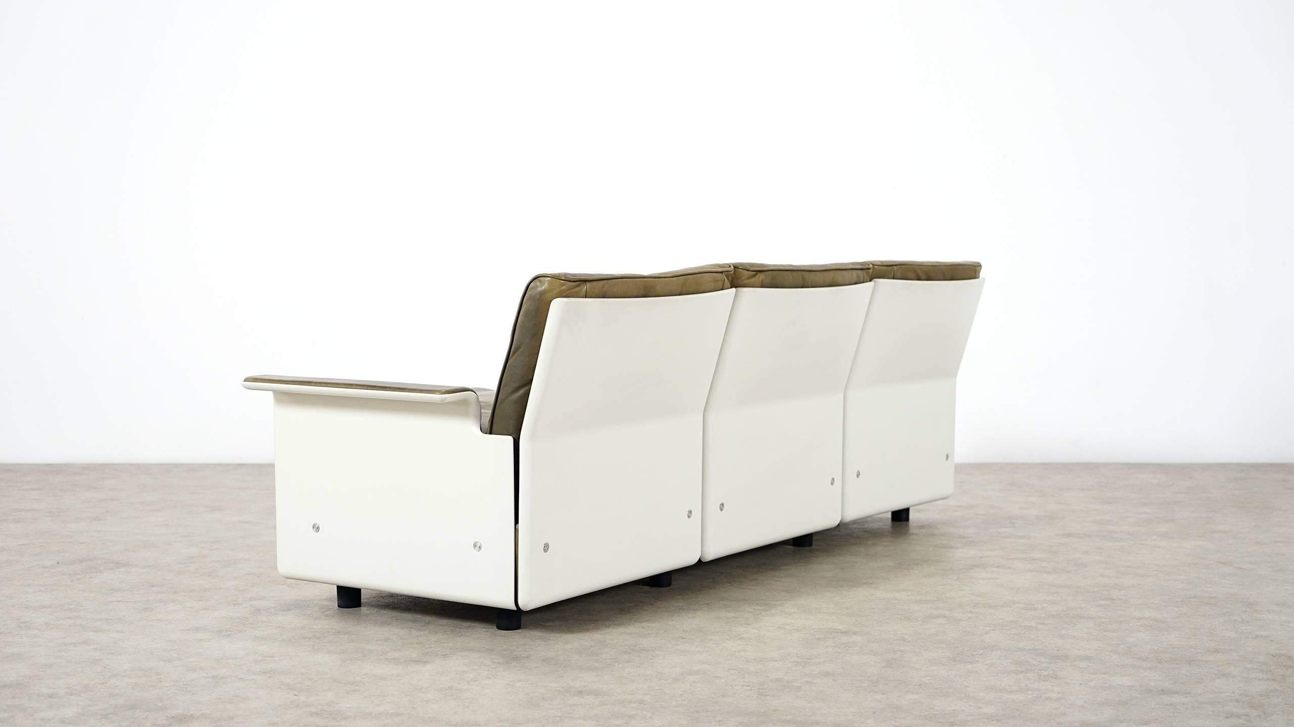 Dieter Rams Sofa and Stool RZ 62 in Olivgreen Leather by Vitsœ, Three-Seat 4
