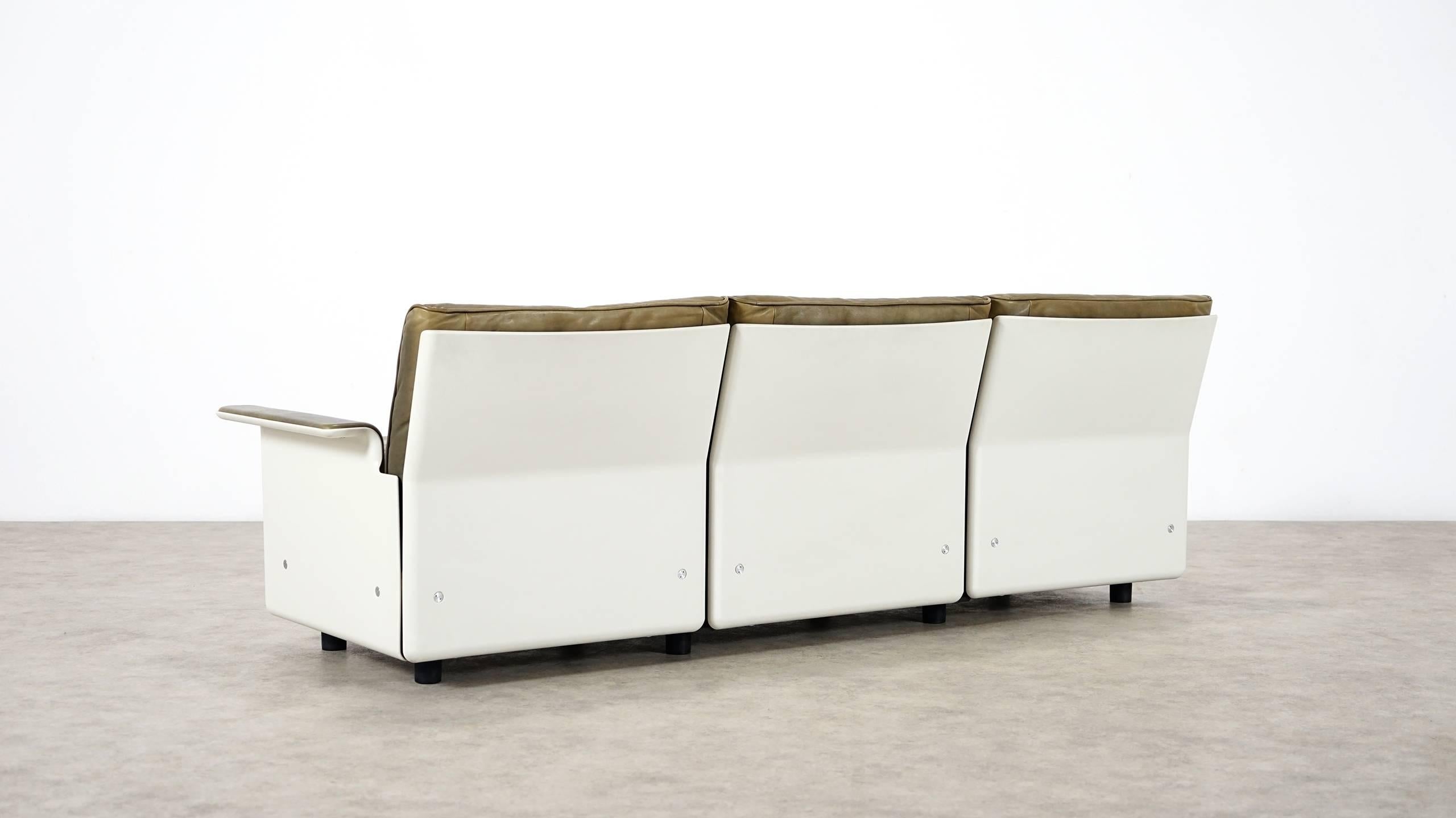 Dieter Rams Sofa and Stool RZ 62 in Olivgreen Leather by Vitsœ, Three-Seat 5