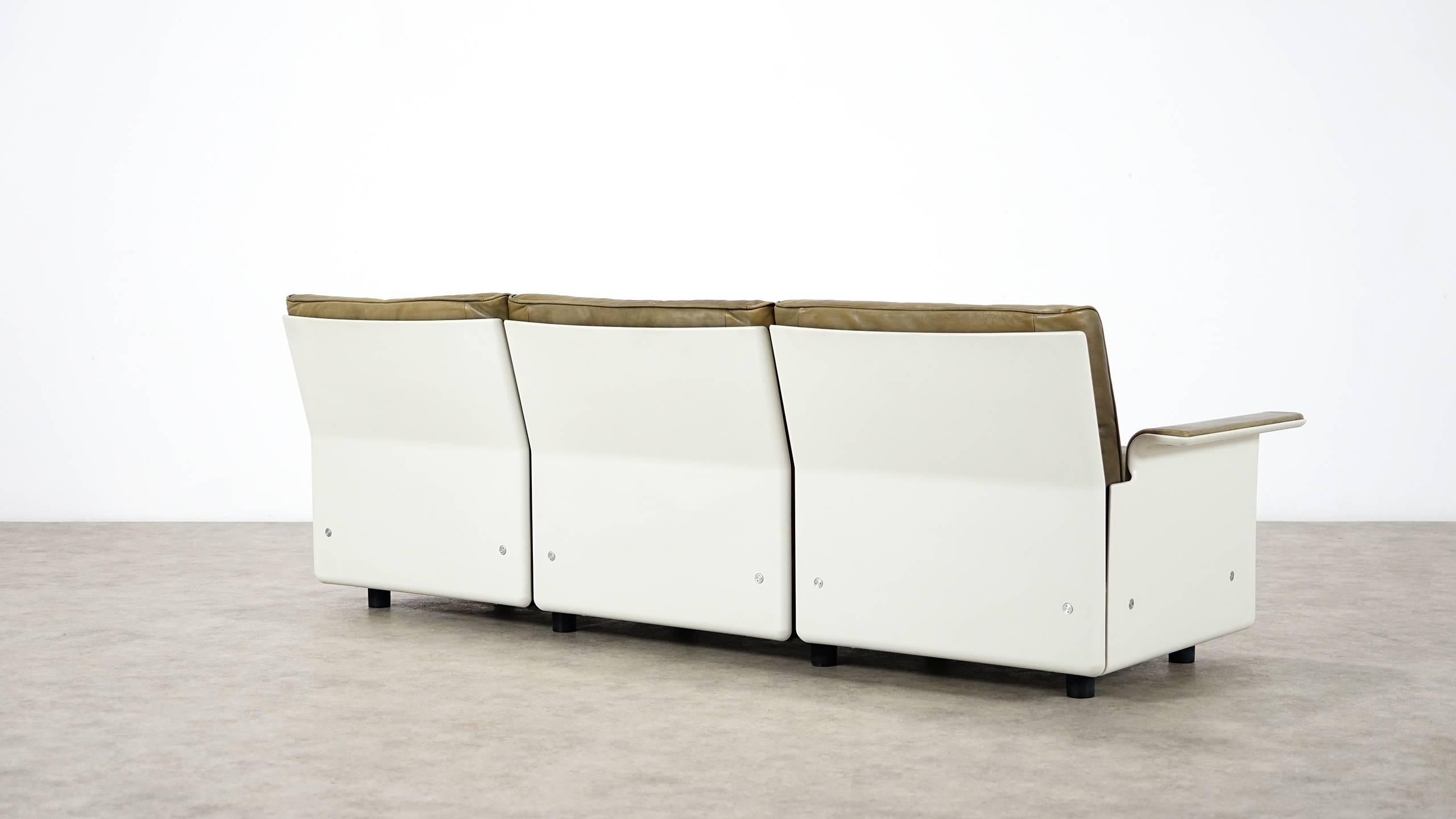 Dieter Rams Sofa and Stool RZ 62 in Olivgreen Leather by Vitsœ, Three-Seat 9