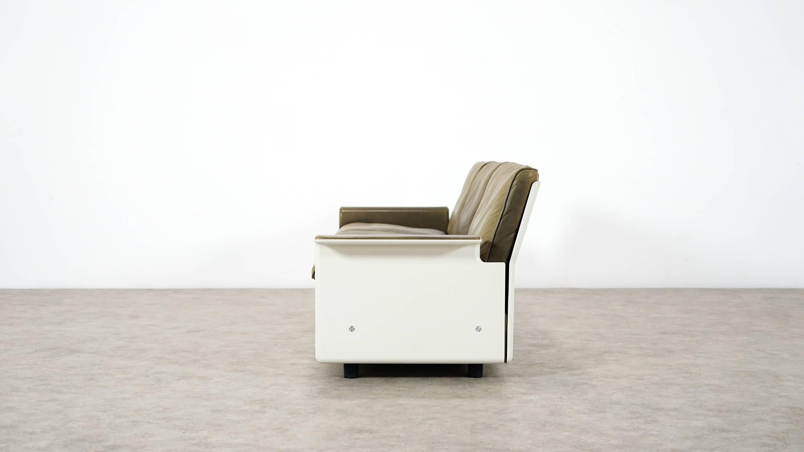 Dieter Rams Sofa and Stool RZ 62 in Olivgreen Leather by Vitsœ, Three-Seat 2