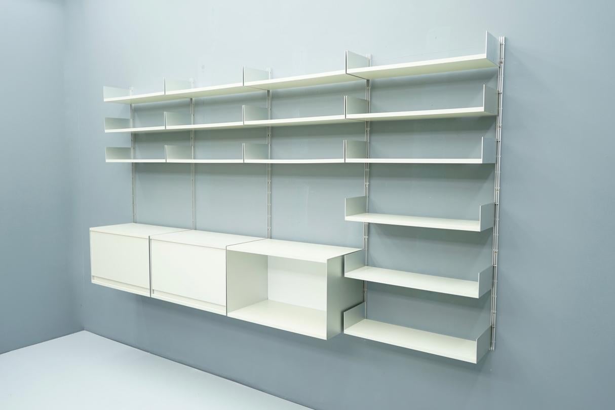 Dieter Rams Regalsystem:: 606 mit 3 Boxen und insgesamt 18 Böden in hellgrau/weiß. Maßnahmen: H 142 cm:: B 268 cm:: T 38 cm. Guter bis sehr guter Zustand.