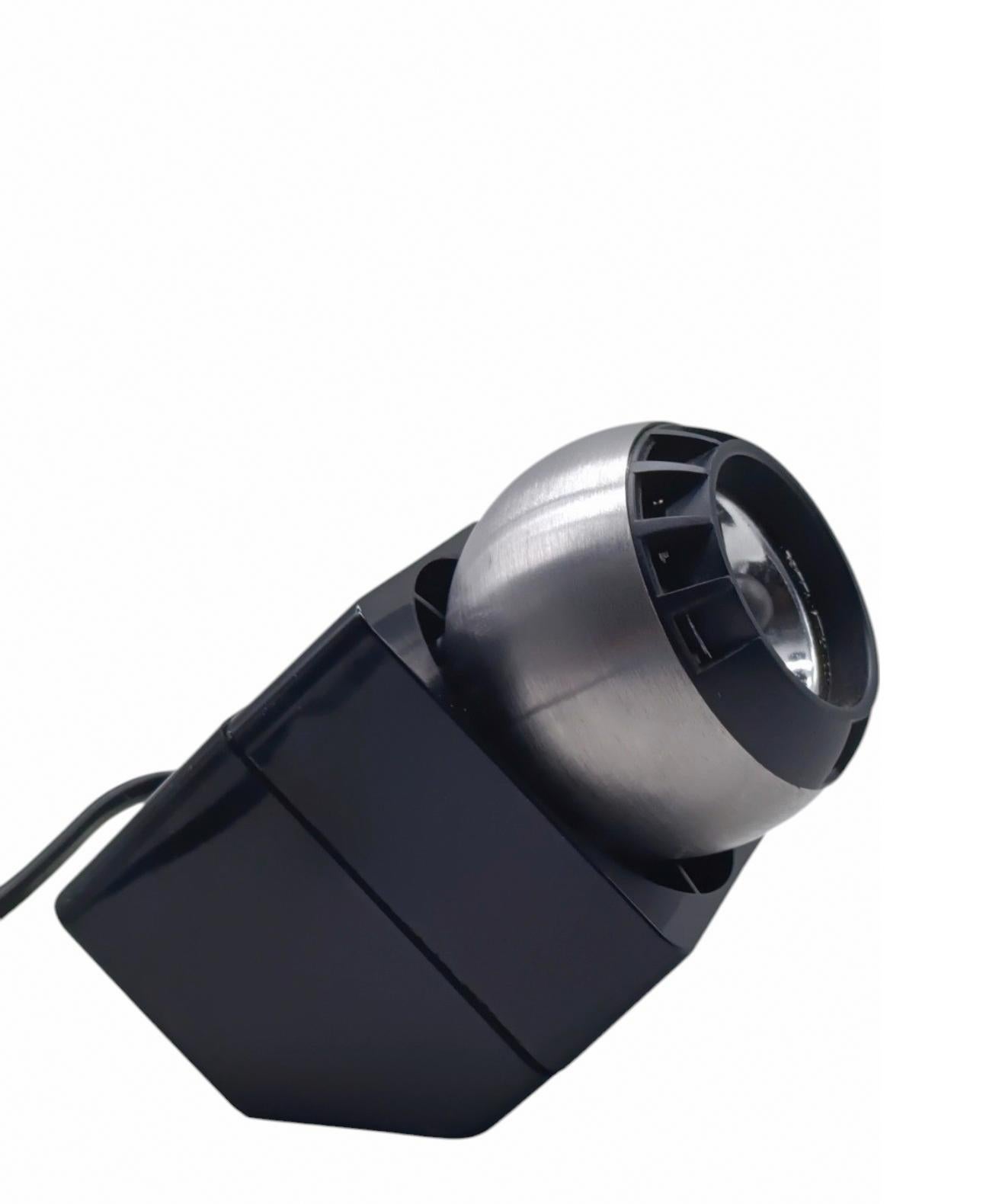 Designer lamp Osram Mod. 41601consisting of a plastic base with a metal sphere with a halogen lamp. This sphere can be oriented in all directions by means of a magnet.
