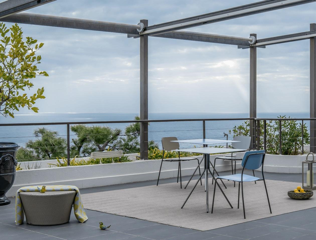 The Felber T18 table is an outdoor, weather-resistant dining folding table. It is elegant and adaptable to all situations. It is heavy enough to safely stay outside all year long.

Dietiker FELBER T18 Indoor/Outdoor table
Frame: Steel - I