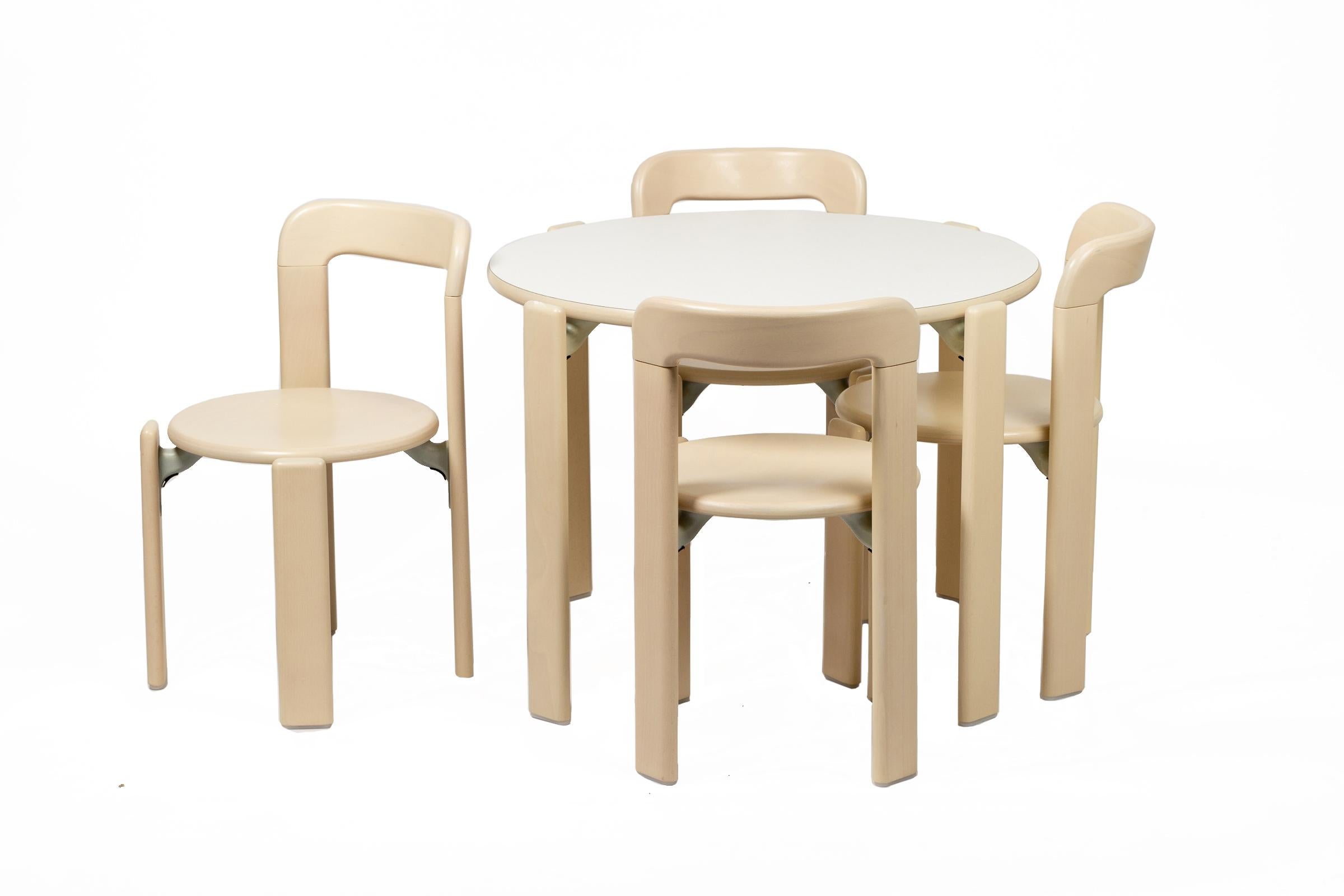 Hongrois Ensemble Dietiker Rey Junior, table et chaises pour enfants en rose, conçu par Bruno Rey en vente