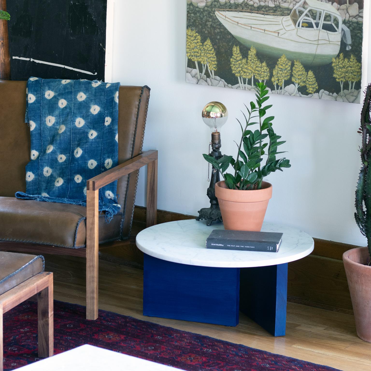 Lacquered Dietrich Round White Carrara Marble Side Table With Ink Blue Enamelled Base For Sale