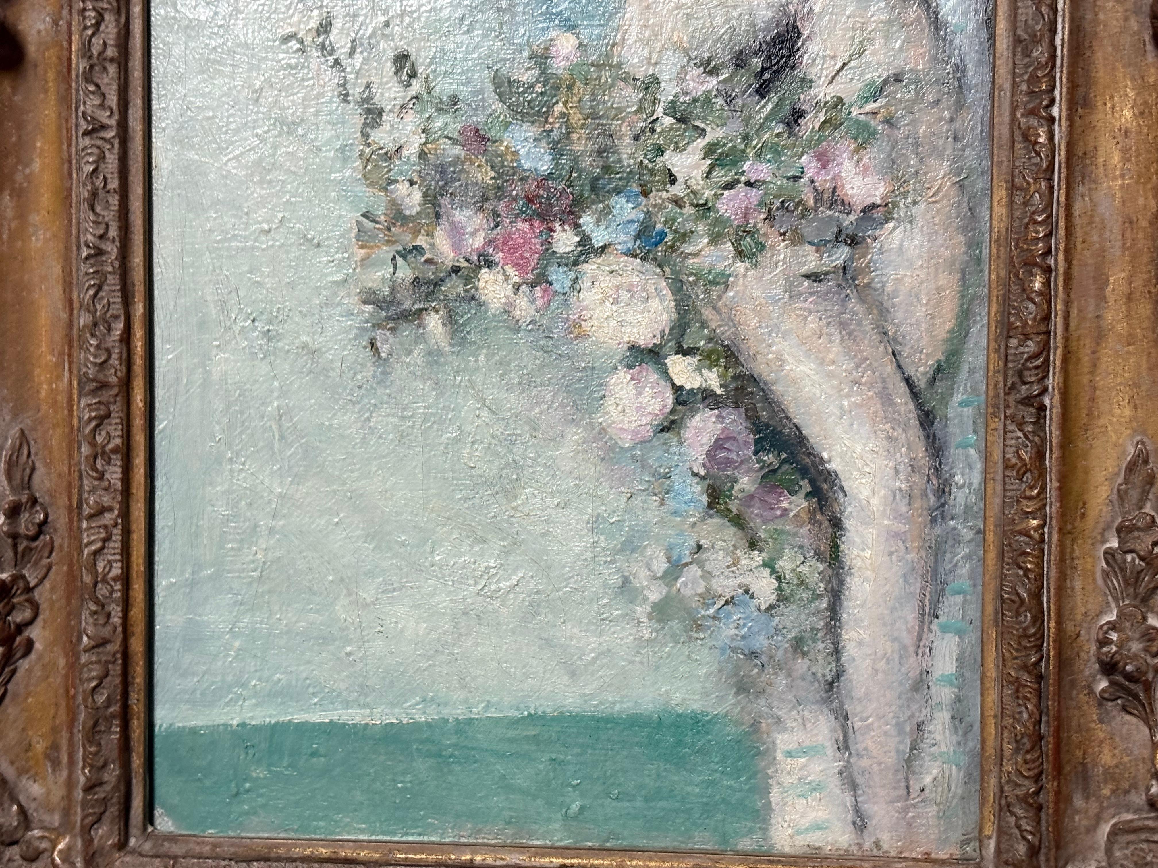 Jeune femme en repos avec des fleurs en vente 3