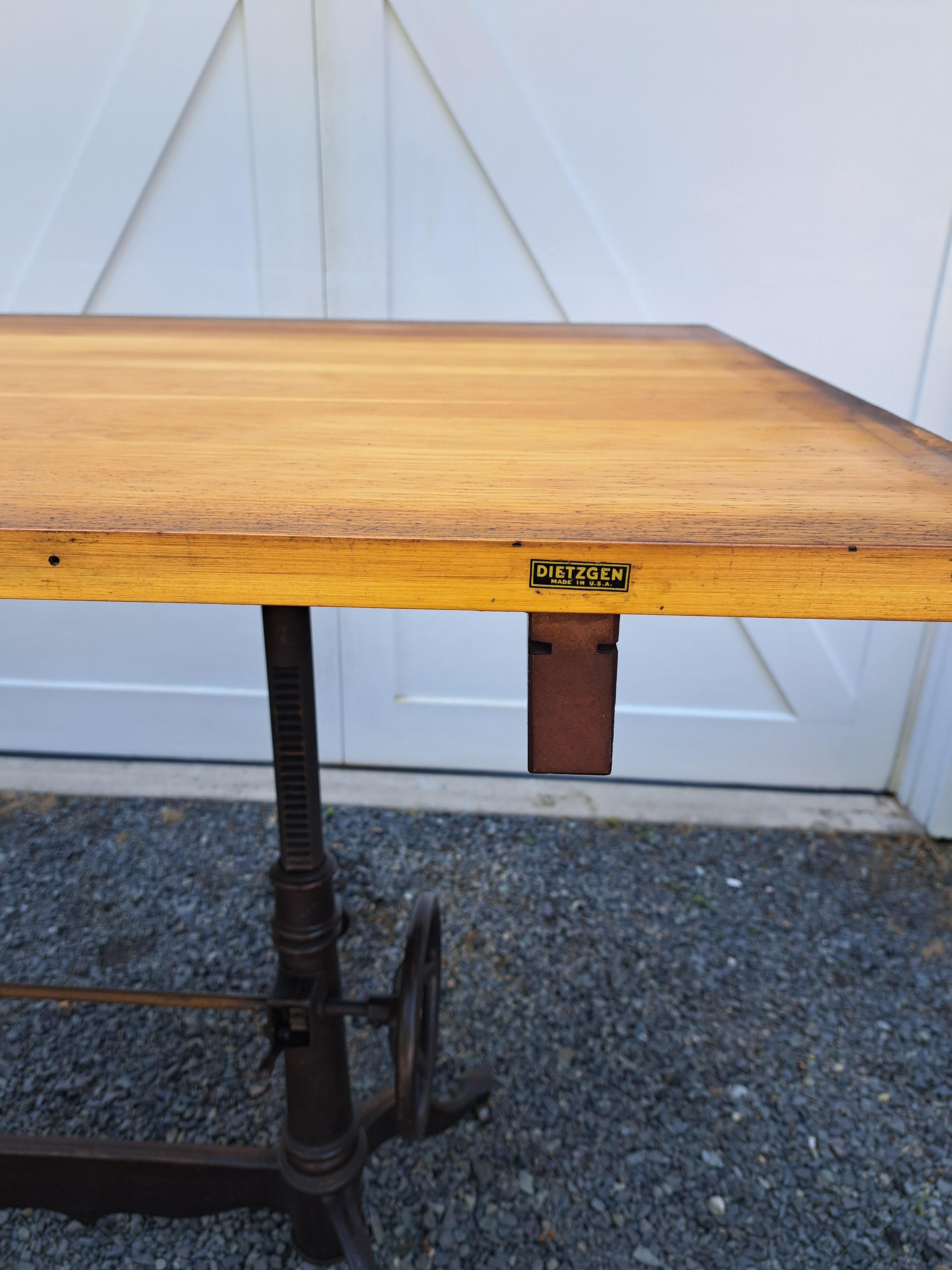Mesa de Dibujo con Doble Pedestal de Hierro Fundido Dietzgen en venta 1