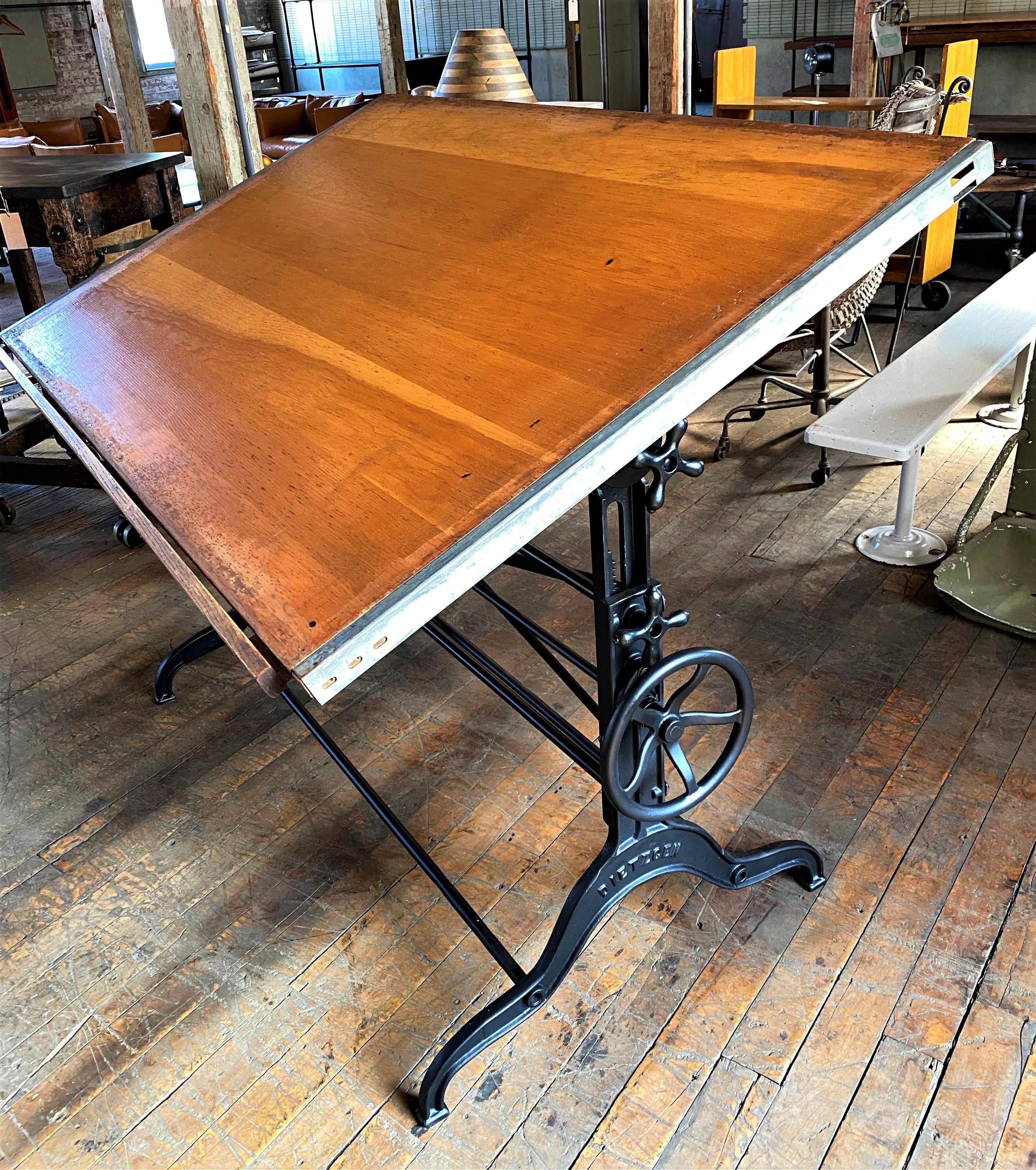 Vintage Dietzgen drafting table

Overall dimensions: 38
