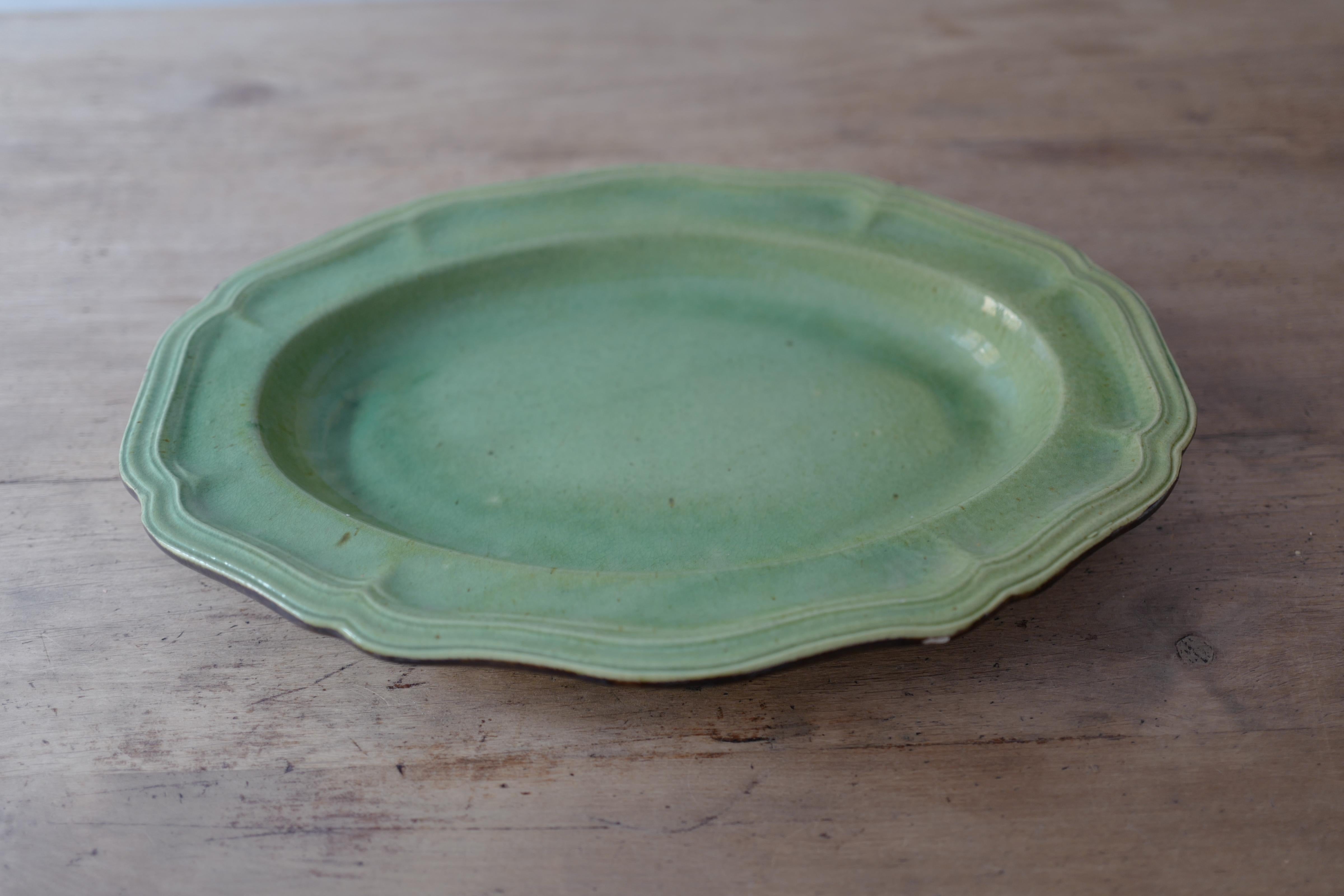 Dieulefit Poteries de haute Provence green glazed earthenware platter with scalloped edge from the village of Dieulefit, circa 1950's. 

Stamped 